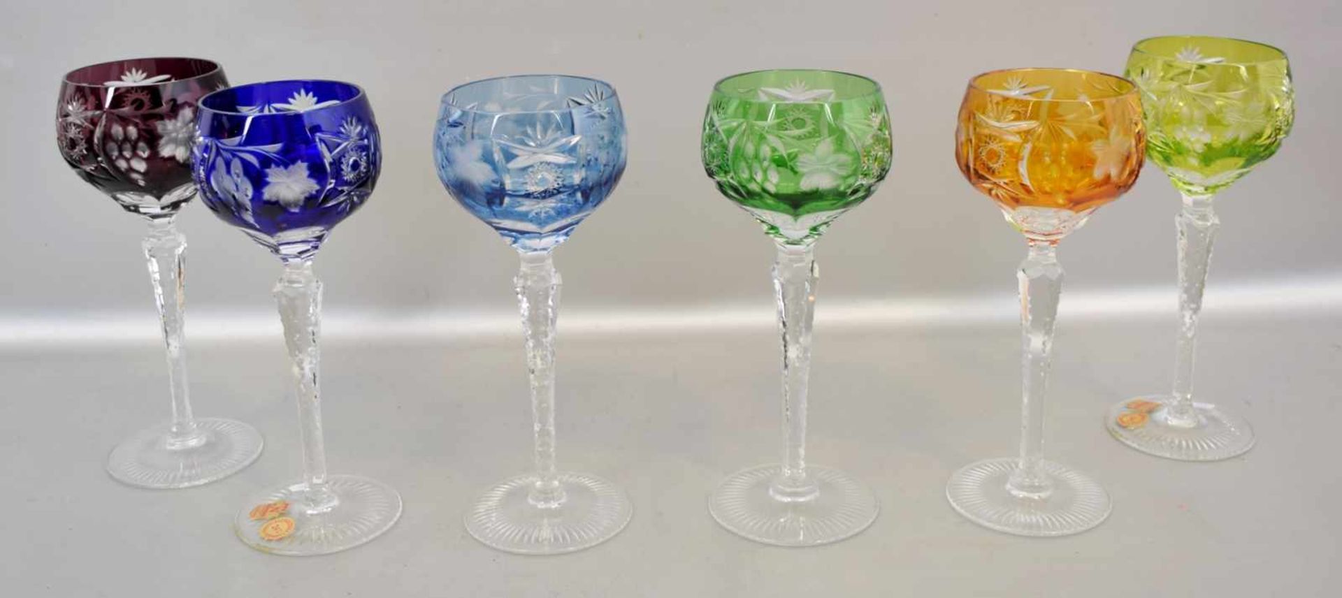 Sechs Weingläserfarbl. Glas, runder Fuß, geschliffen verziert, mit buntem Überfang, H 21 cm, FM