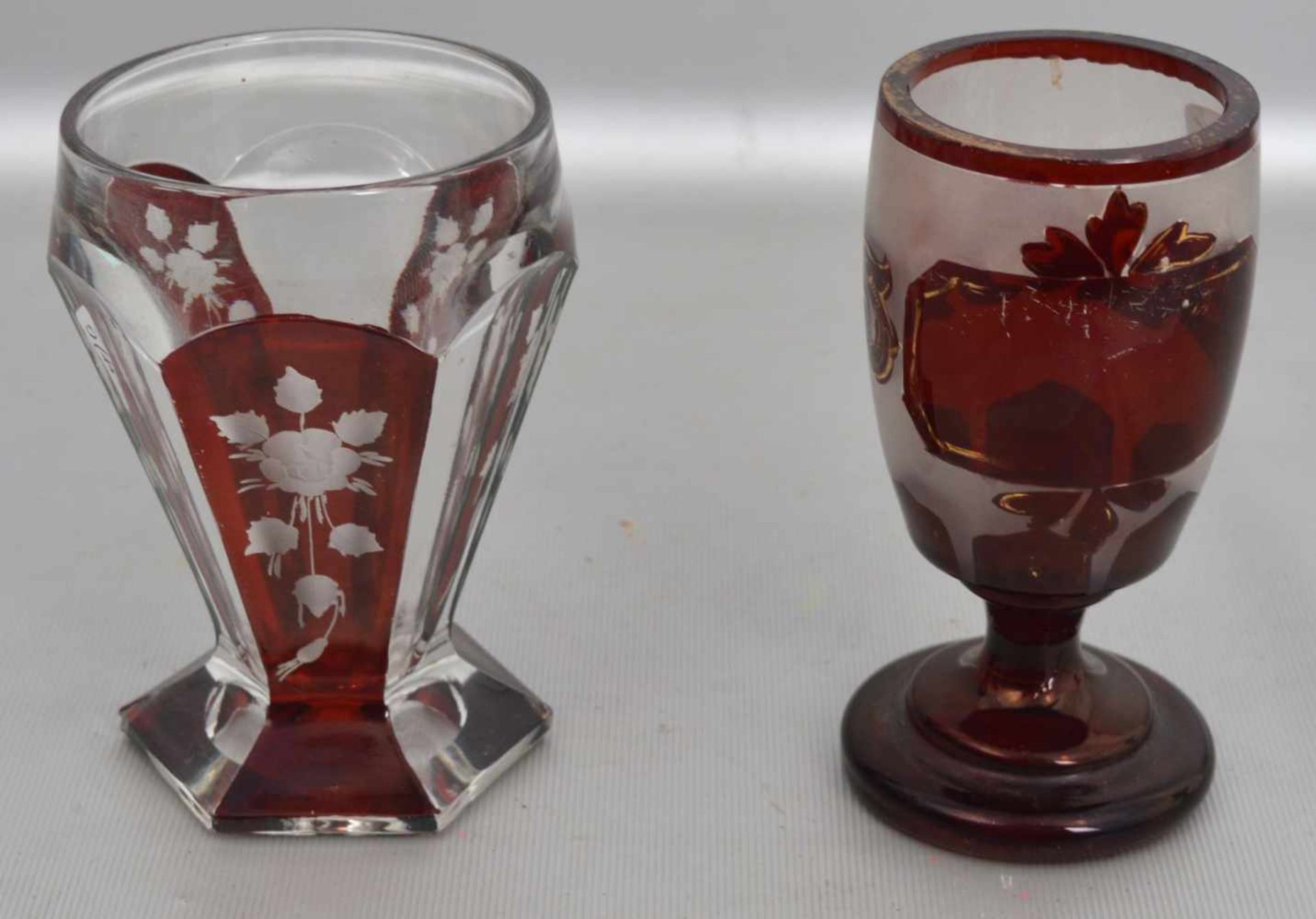 Zwei Ziergläserfarbl. Glas, geschliffen verziert, teilweise rubiniert, mit rotem Überfang, H ca.