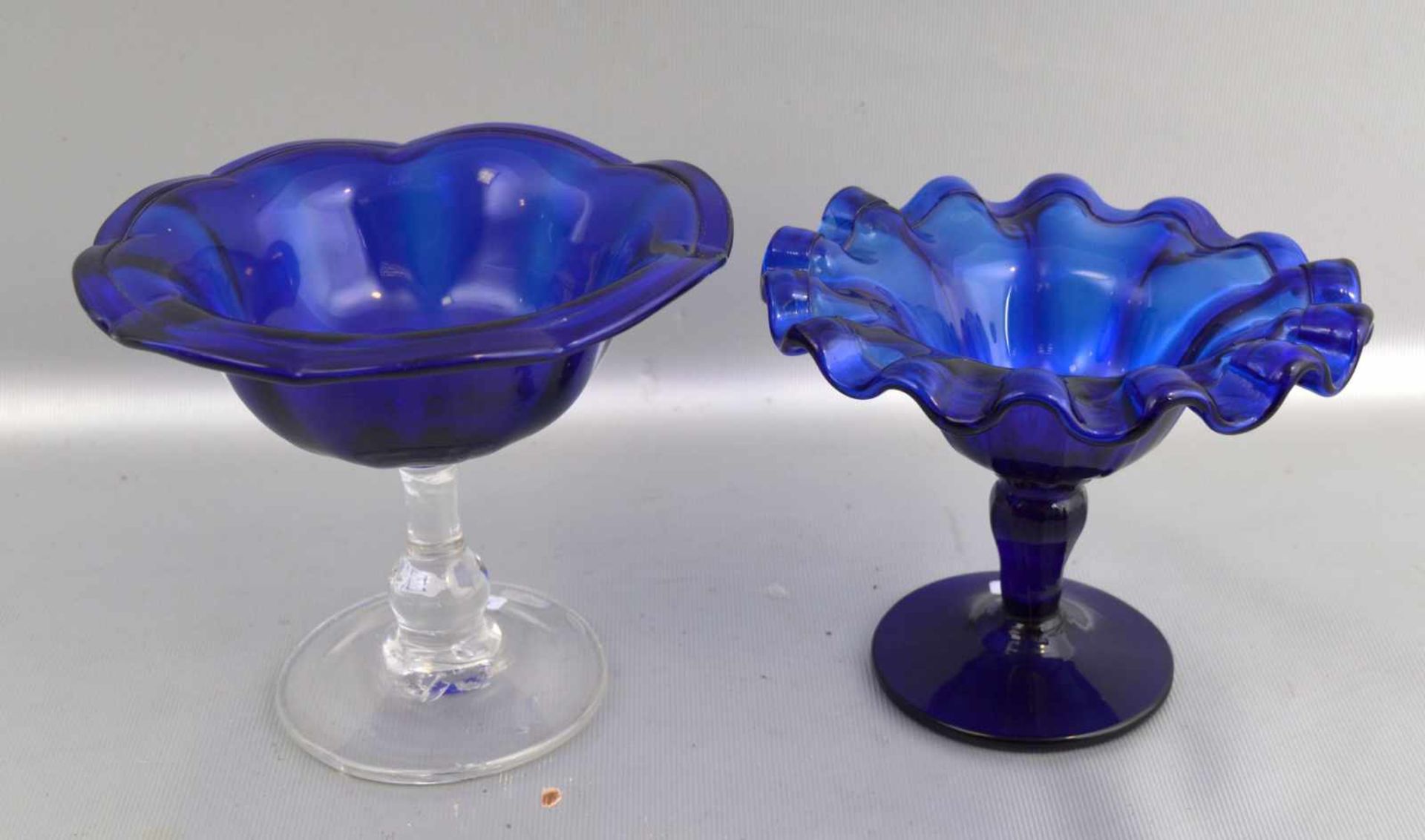 Zwei Aufsatzschalenblaues Glas, gewellter Rand, H 12 cm bzw. 11 cm, um 1900