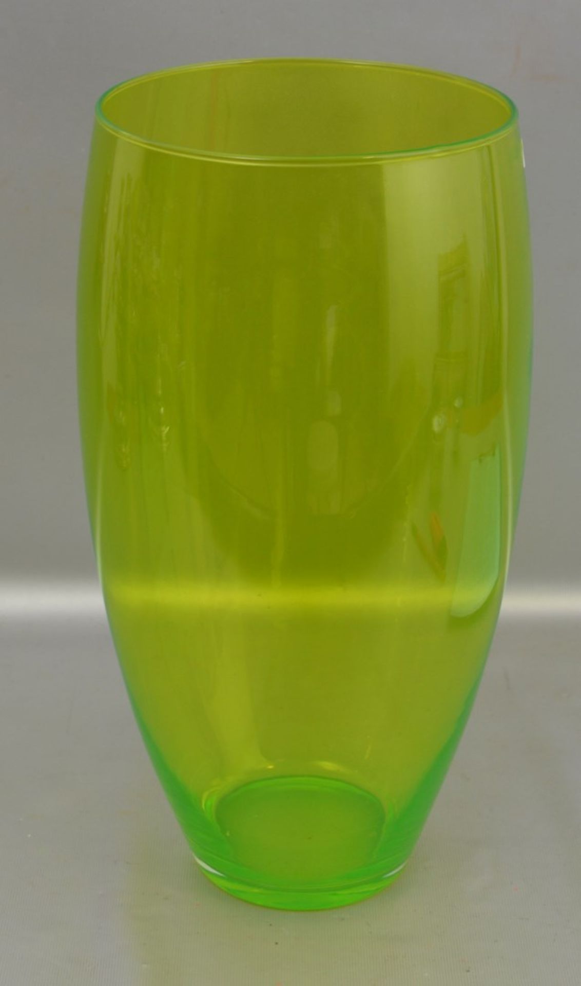 Vasefarbl. Glas, grün changierend, leicht gebaucht, H 35 cm, 70er Jahre