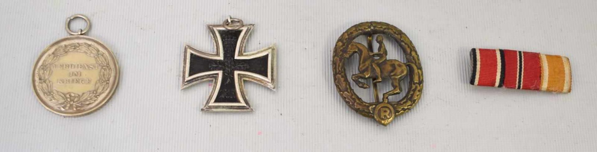 Konvolut Orden und Abzeichenrunde Medaille von 1914, Reiterabzeichen, EK II und kleine Spange, um