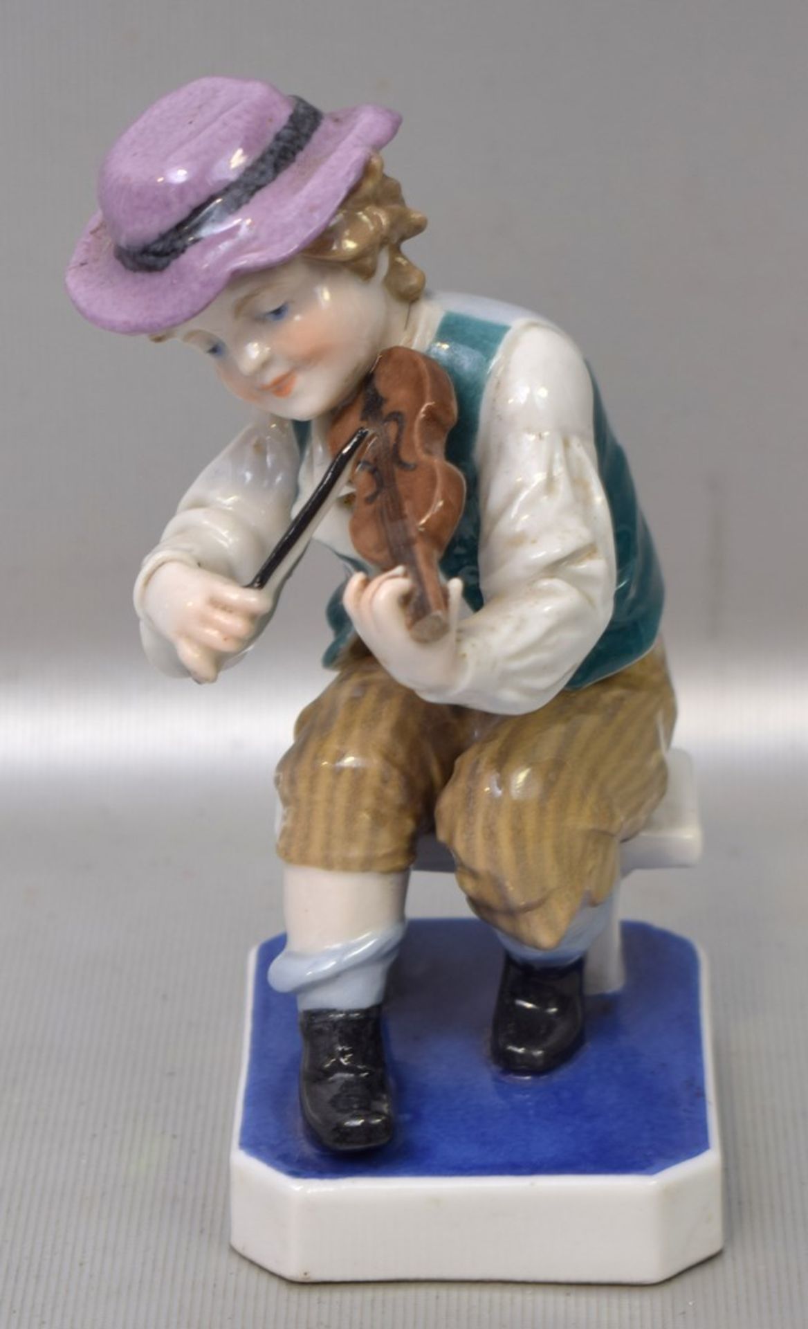 Der Geigenspielerrechteckiger Sockel, auf Hocker sitzend, Geige besch., bunt bemalt, H 13 cm, FM