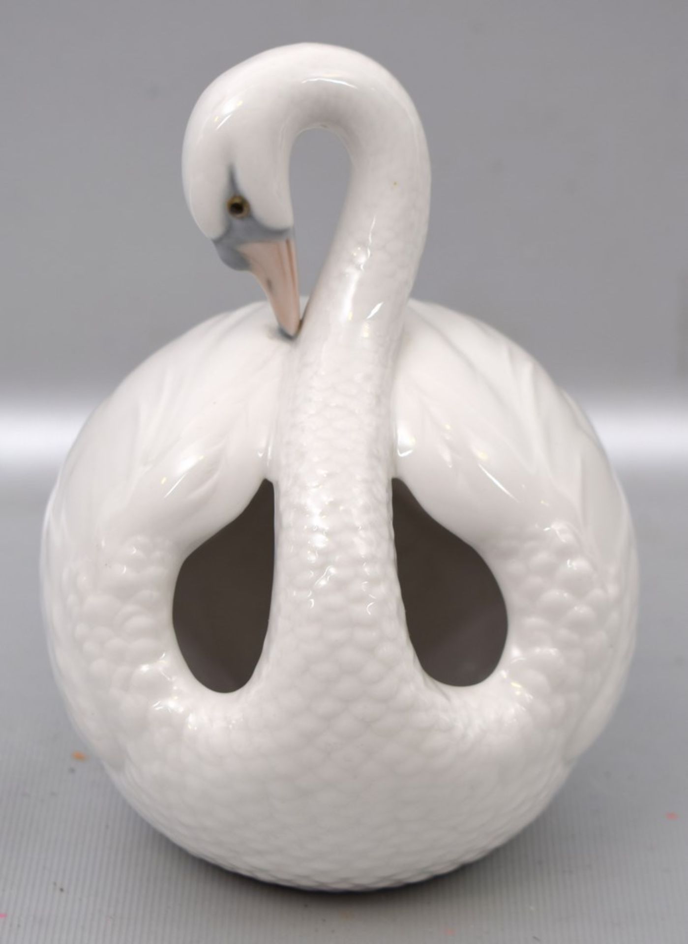 Schwankugelförmig, innen hohl, weiß, bunt bemalt, H 14 cm, FM Lladro