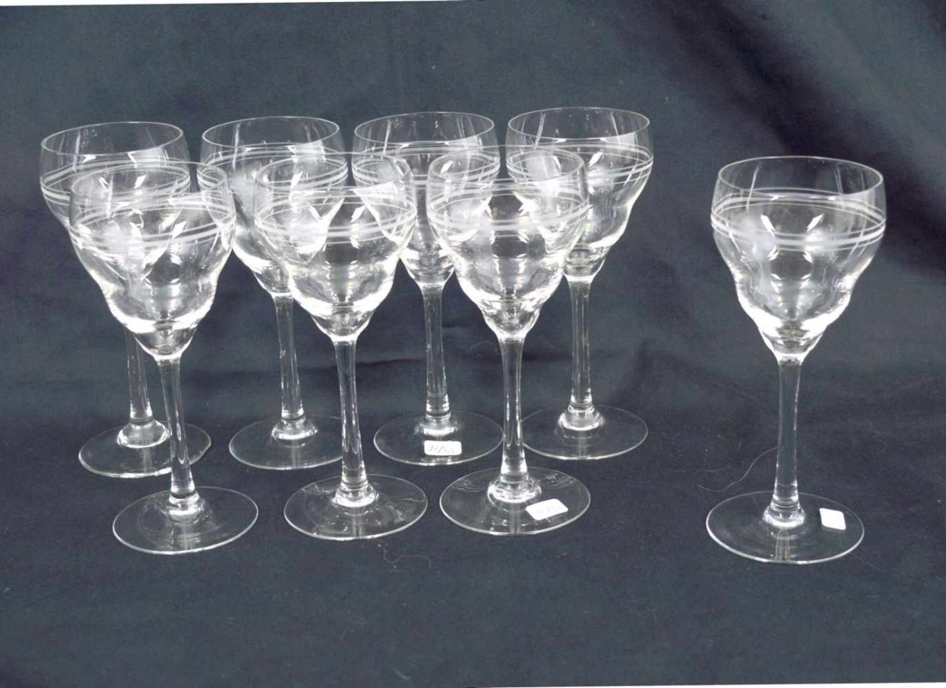 Sieben Weingläserfarbl. Glas, Kelch geschliffen, H 16 cm, um 1920