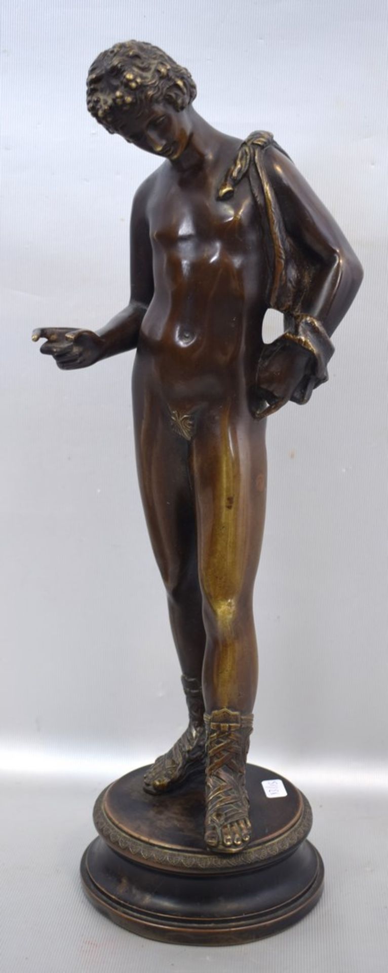 Darstellung des Dionysos mit Ziegenfellauf rundem Sockel stehend, Bronze, patiniert, H 39 cm, um