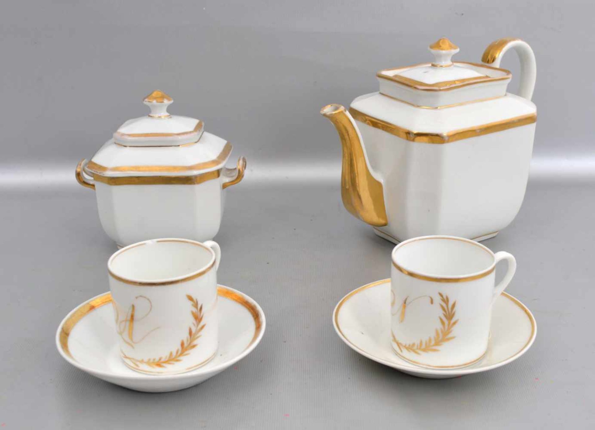 Teekanne, Zuckerschale und zwei Tassenmit Untertasse, breiter Goldrand, Tasse mit Monogramm A bzw.