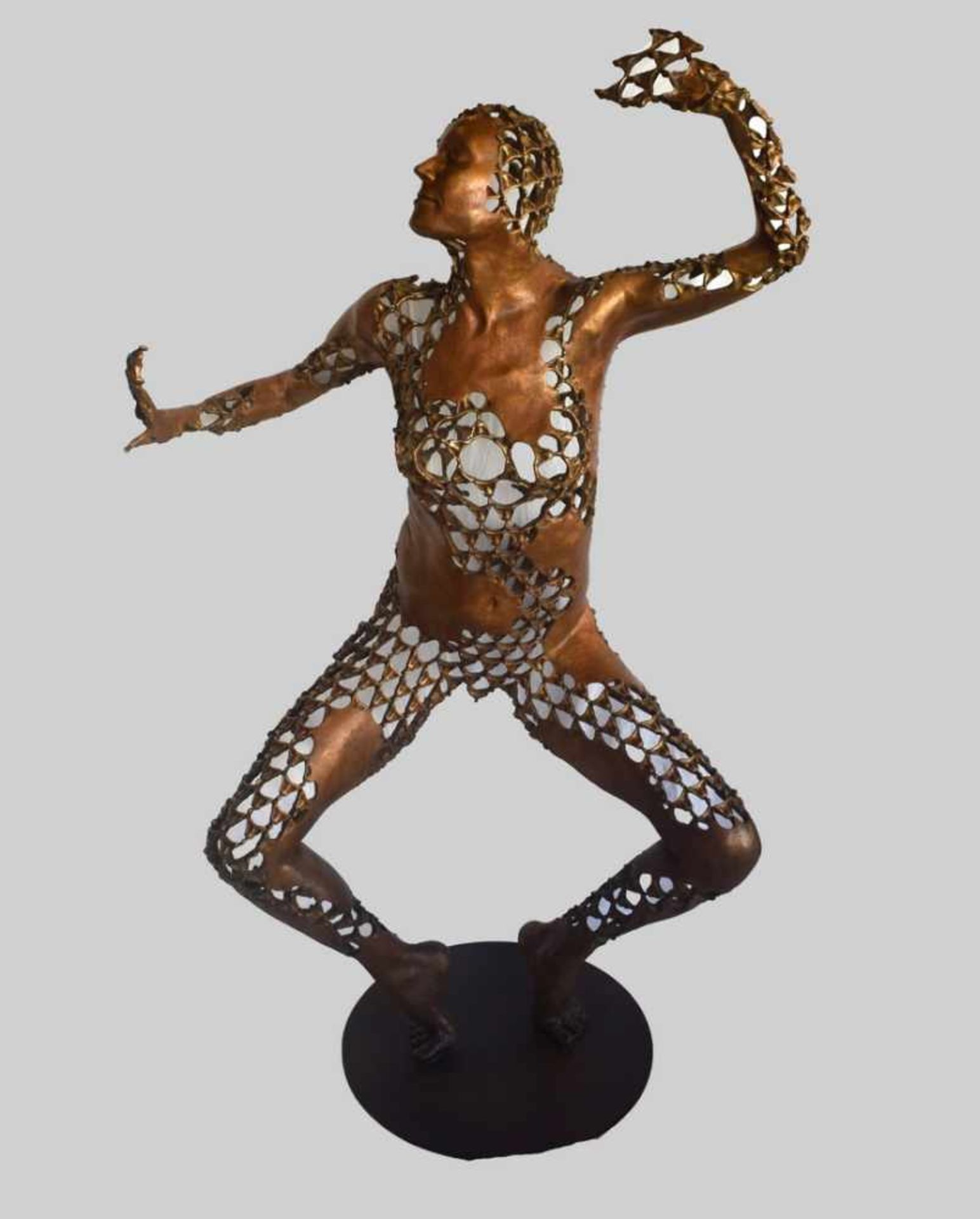 Aus Freude am TanzDynamic Equilibrium, ausdruckstarke Bronzeskulptur, auf rundem Sockel stehend,