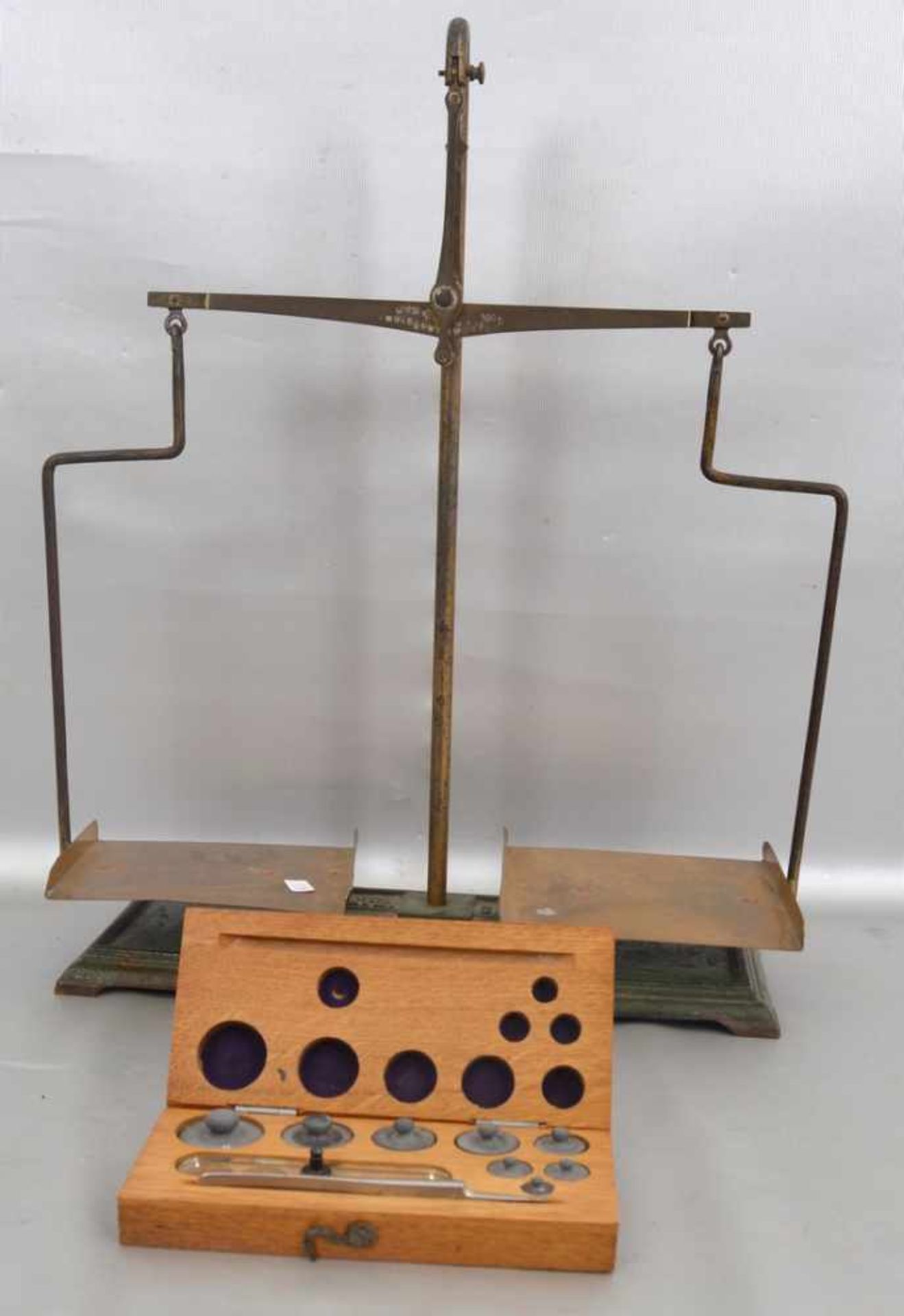 Apothekenwaage mit GewichtssatzMessing und Eisen, rechteckiger Fuß und Schalen, H 41 cm,