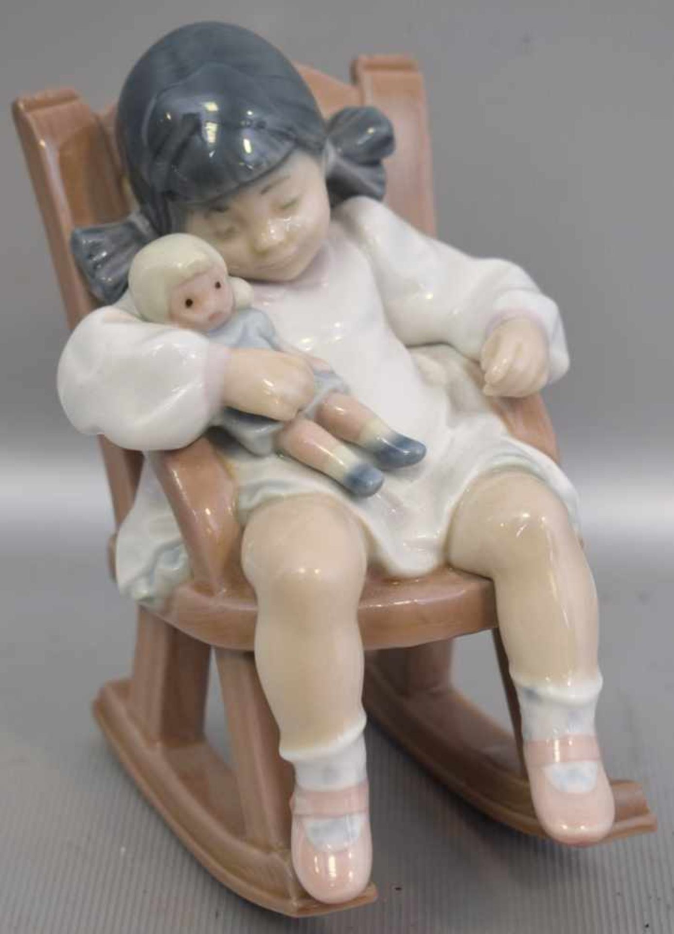 Mädchen im Schaukelstuhlmit Puppe, bunt bemalt, H 10 cm, FM Lladro -zugunsten des Kinderhospiz