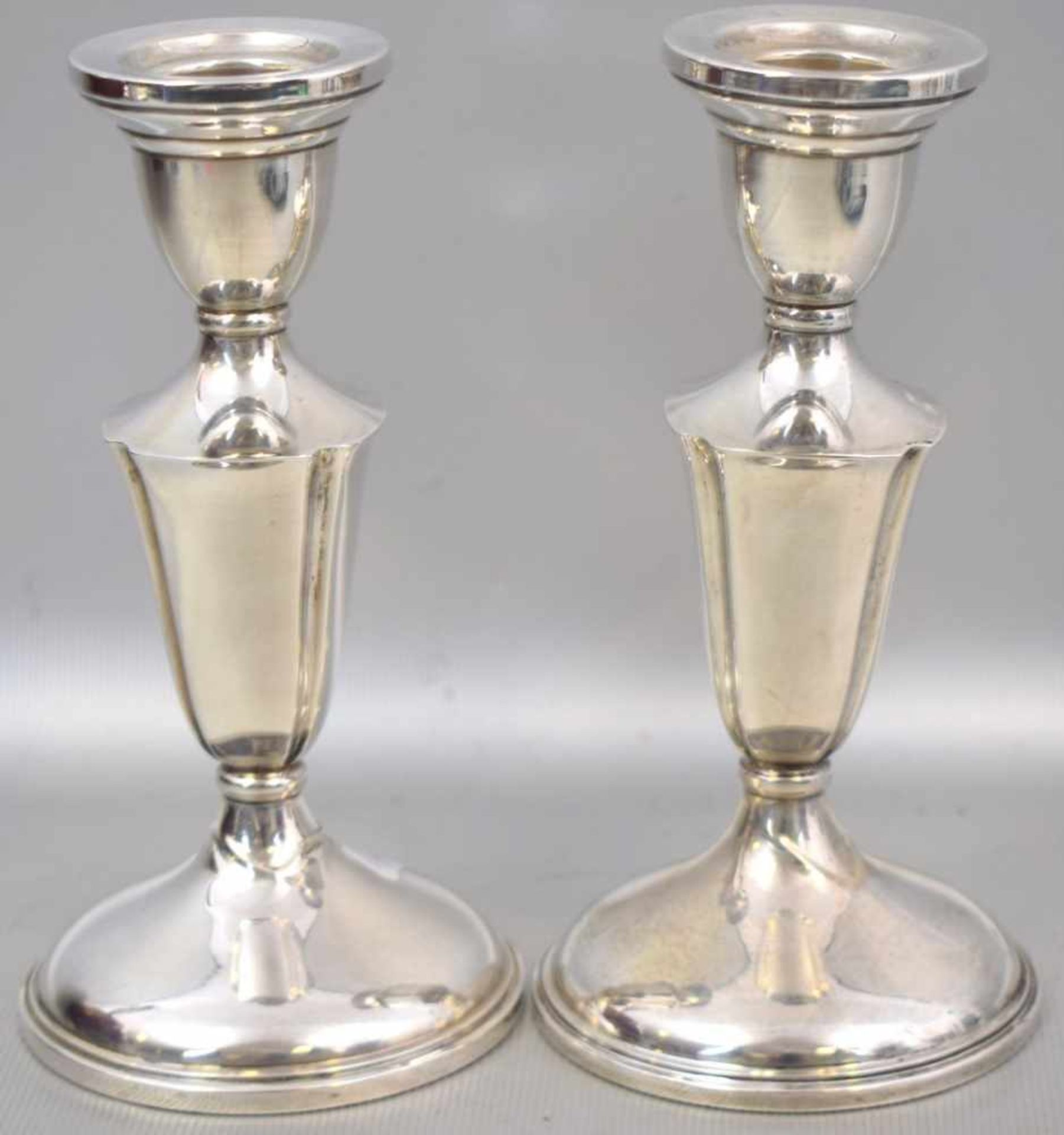 Paar Tischkerzenleuchter1-lichtig, runder Fuß und Schaft, H 15 cm, Sterlingsilber -zugunsten des