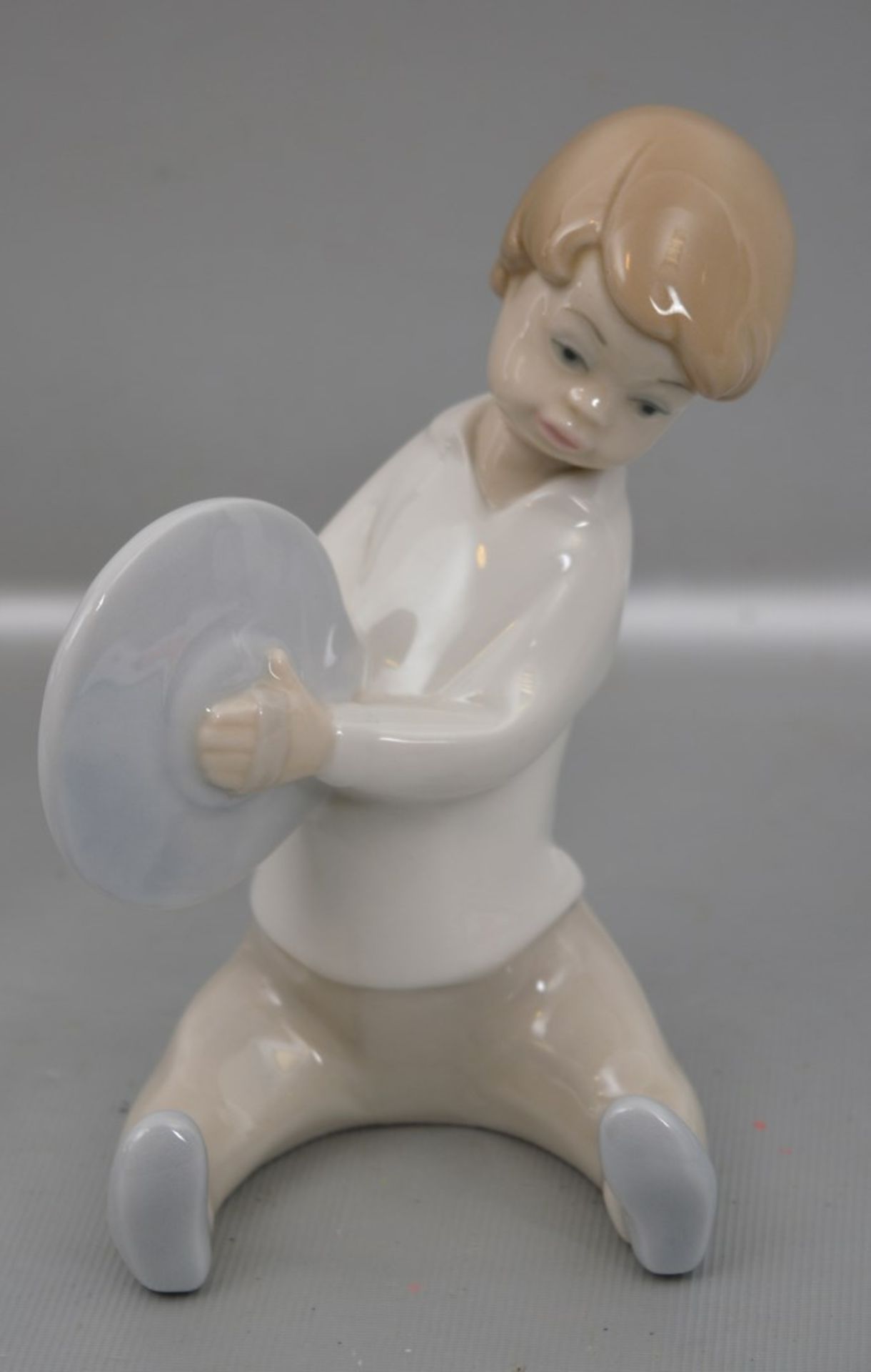 Sitzender Knabe mit Musikinstrumentbunt bemalt, H 13 cm, FM Lladro