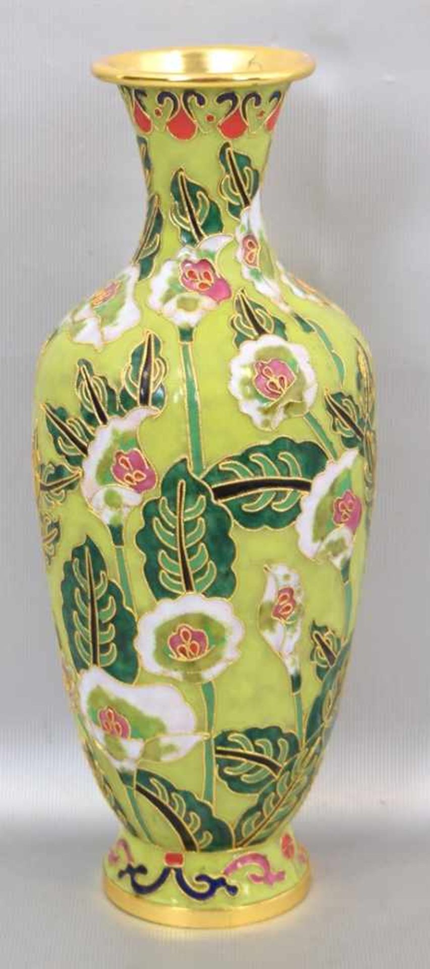 Cloisonne-VaseMessing, grüne Wandung, mit bunten Blüten verziert, H 25 cm