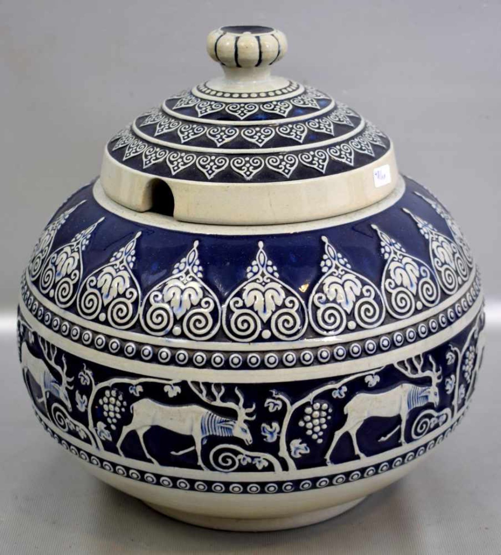 Bowletopfbeigefarbener Ton, Wandung mit Hirschen und Ornamenten verziert, blau bemalt, Entwurf