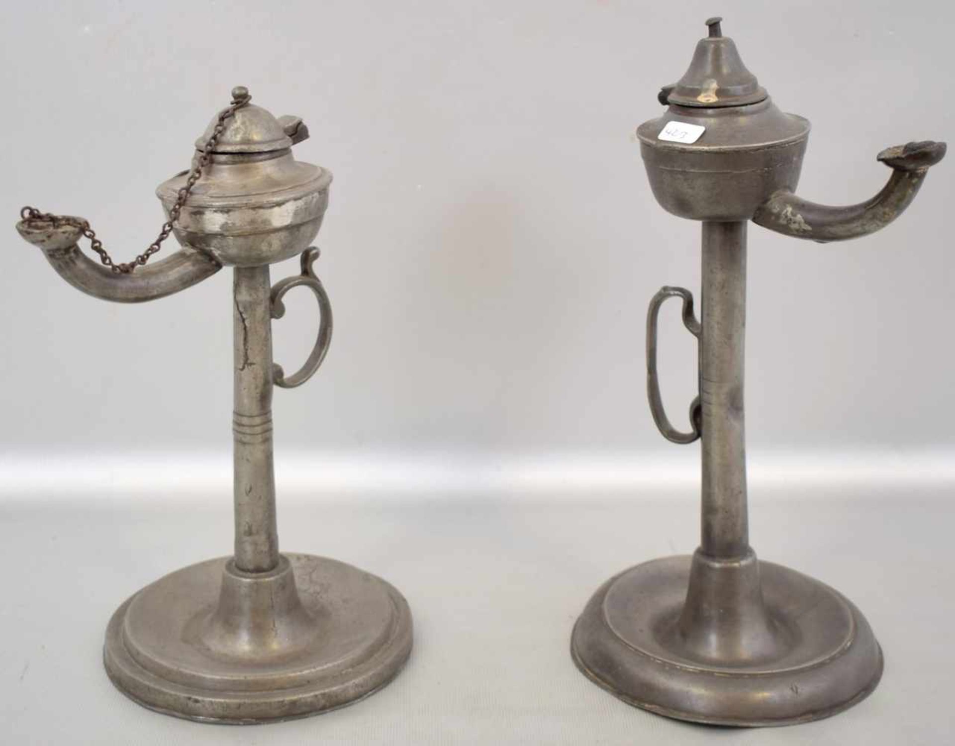 Zwei Öllampenrunder Fuß und Schaft, H 28 cm bzw. 24 cm, 19. Jh.
