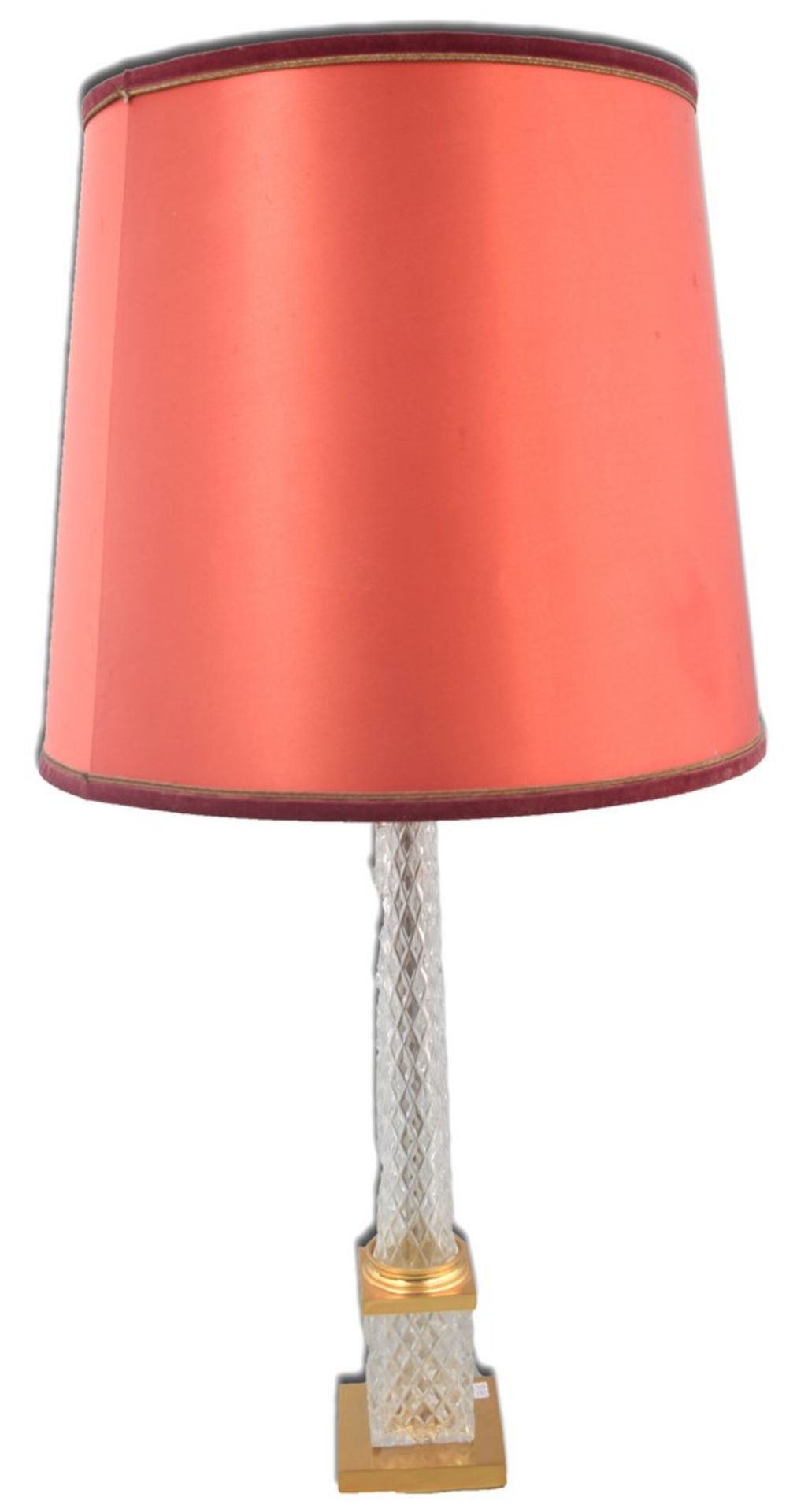 Tischlampe1-lichtig, quadratischer Messingfuß, runder farbl. Glasschaft, roter Glasschirm, H 80 cm