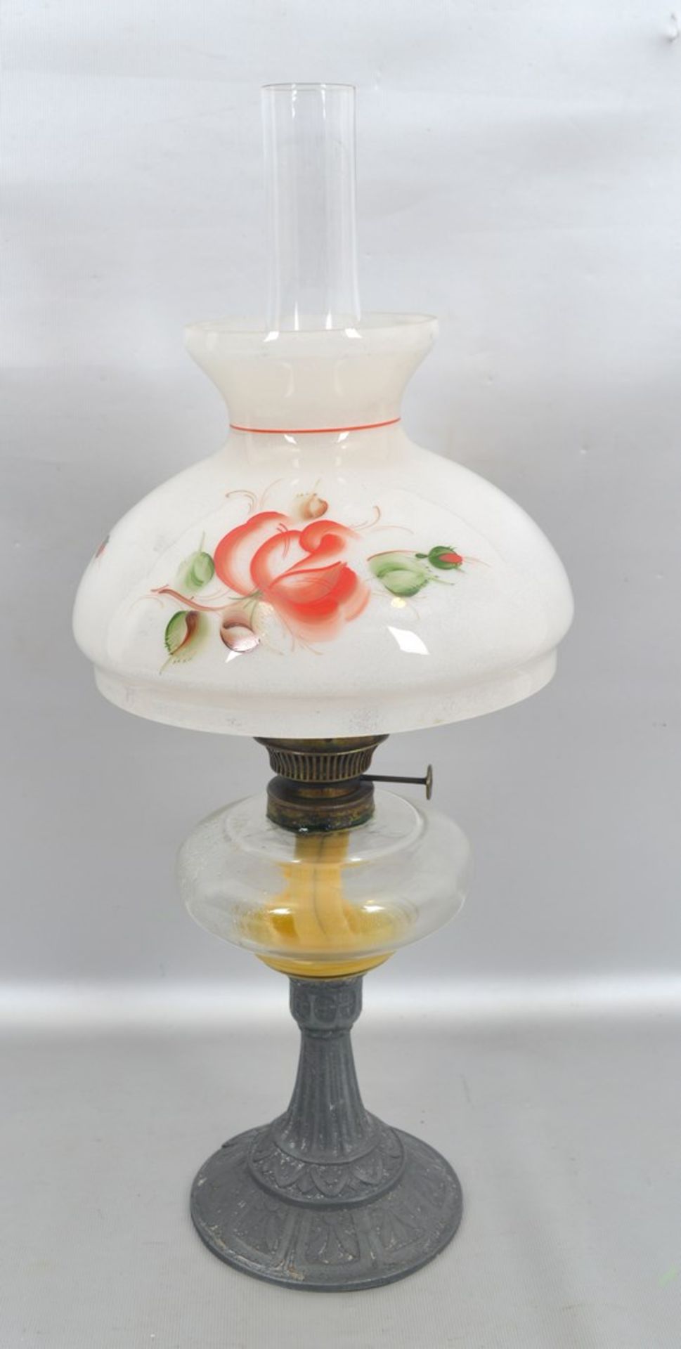 PetroleumlampeMetallfuß, farbl. Glasfass und Zylinder, weißer Milchglasschirm, mit Rosenbemalung,