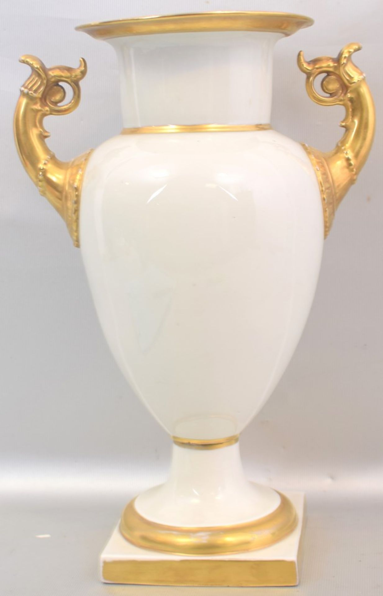 Biedermeier-Vaserechteckiger Sockel, gold verziert, zwei gold verzierte Griffe, H 29 cm, FM, 1.