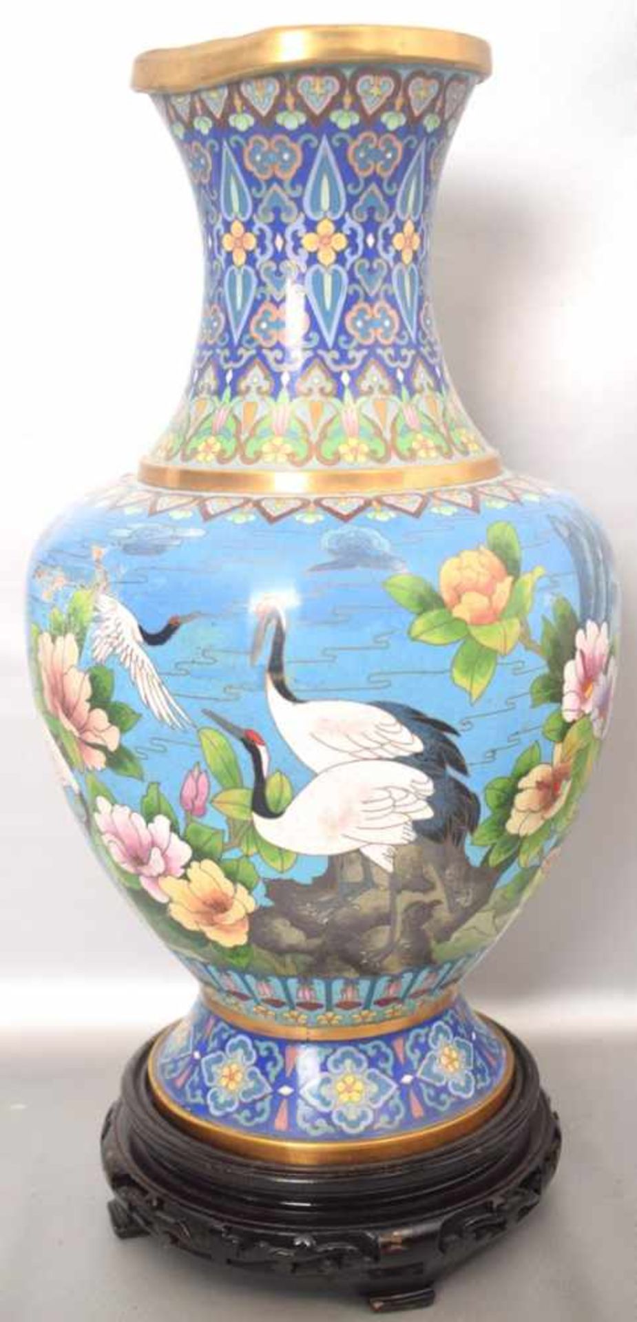 Cloisonne Vaseauf rundem durchbrochenen Holzsockel stehend, Messing, Wandung mit bunten Blumen-