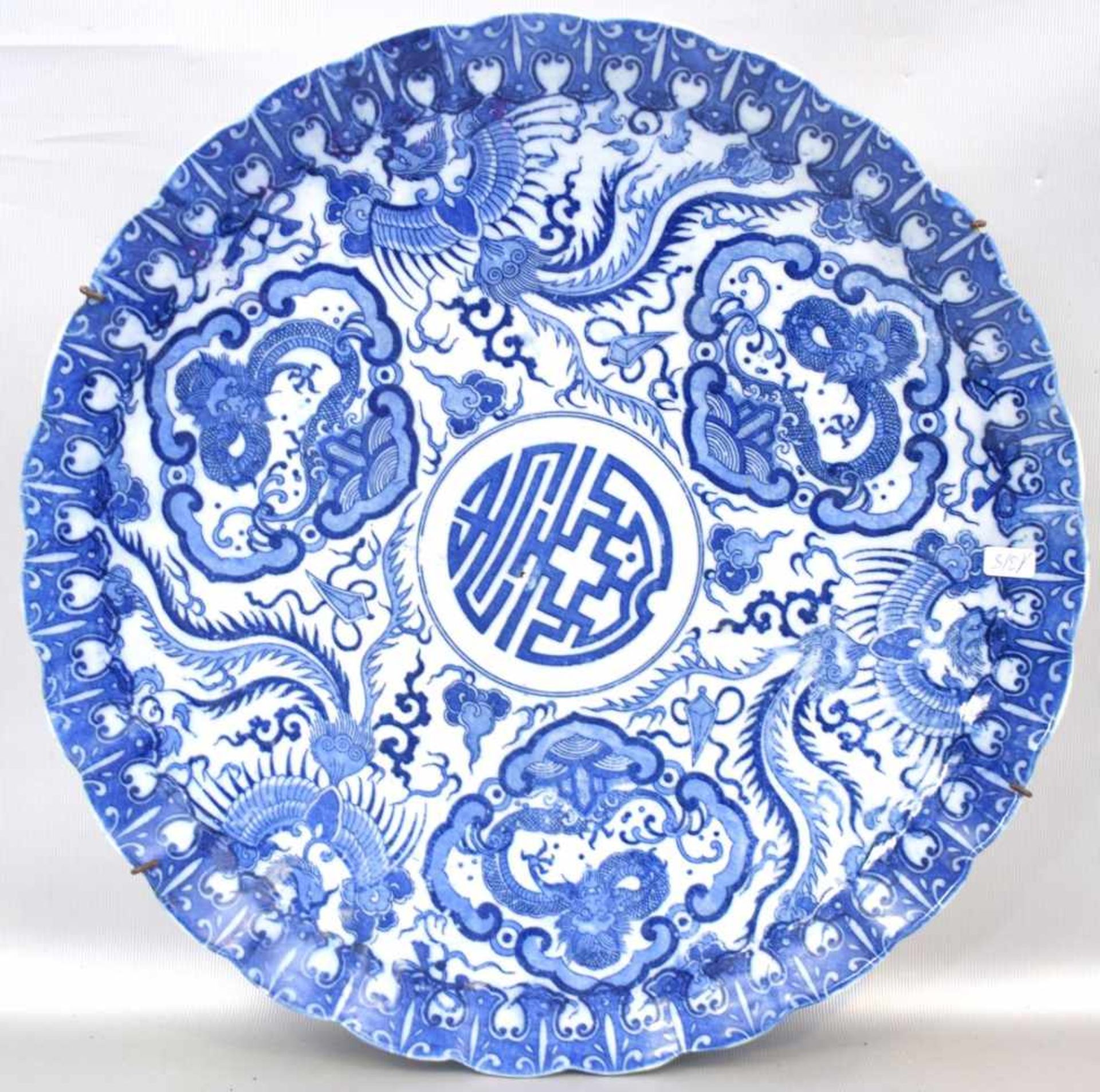 Asiatischer WandtellerPorzellan, mit asiatischen Ornamenten und Ranken blau bemalt, Dm 37 cm, 19.