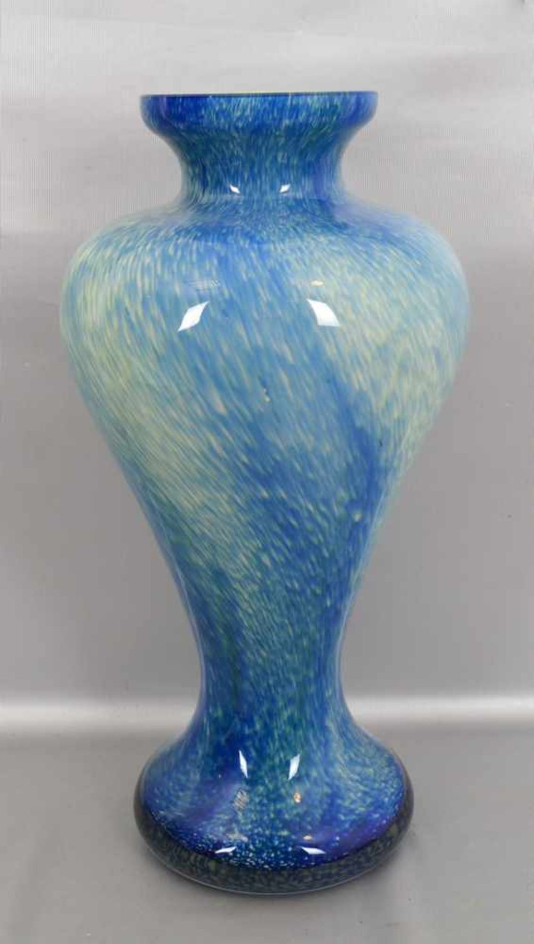 Vasefarbl. Glas, rund, gebaucht, mit blau/gelbem Verlauf, H 45 cm, FM Murano, 70er Jahre
