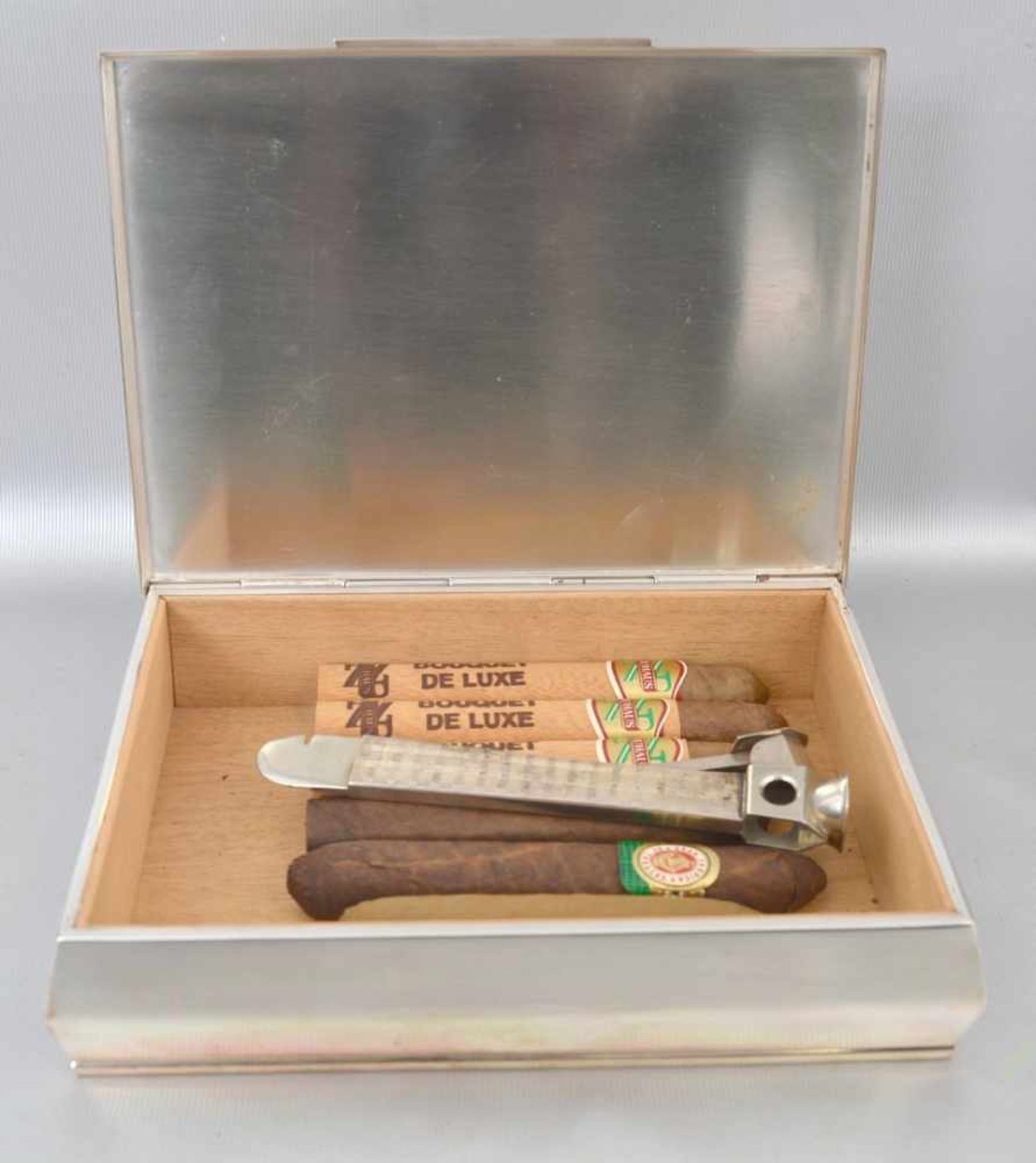 Zigarettendoserechteckig, Holzboden, schlichte Ausführung, 925er Silber, mit Zigarrenschneider