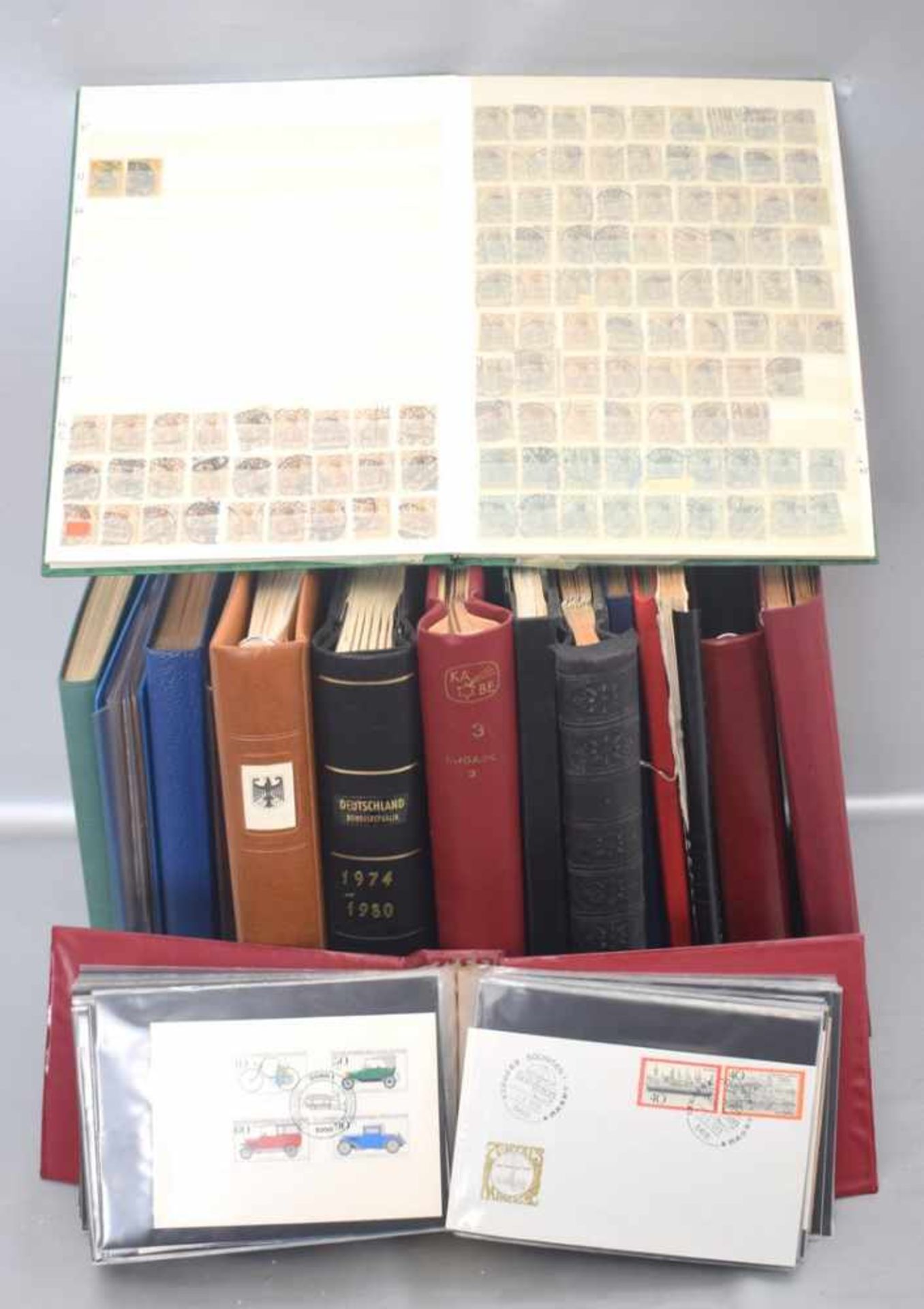 Konvolut Briefmarken16 Alben, Briefmarken und Ersttagsbriefe