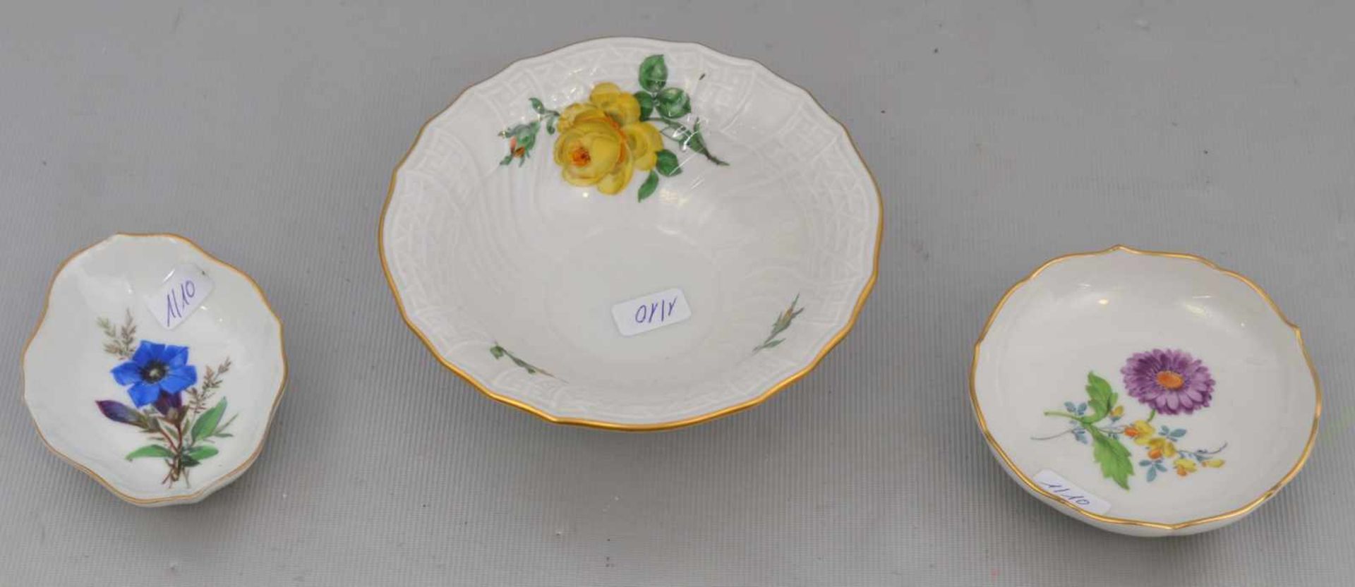 Konvolut drei SchalenGoldrand, rund bzw. oval, mit bunter Blumenbemalung, Dm 11 cm, 8 cm und 6 cm,