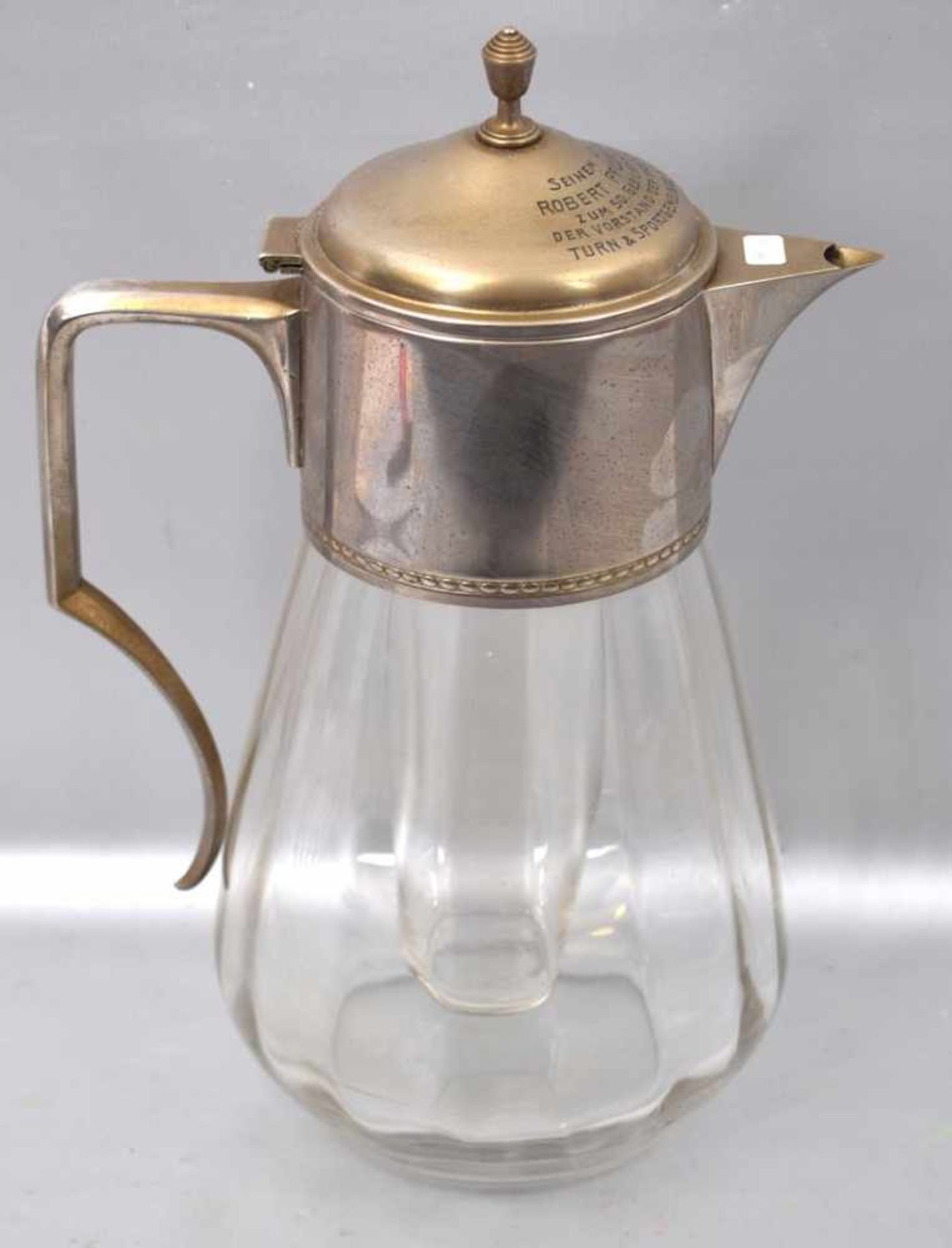 Kalte Entefarbl. Glas, Griff und Ausgießer Metall, Deckel mit Widmung, H 32 cm, um 1900