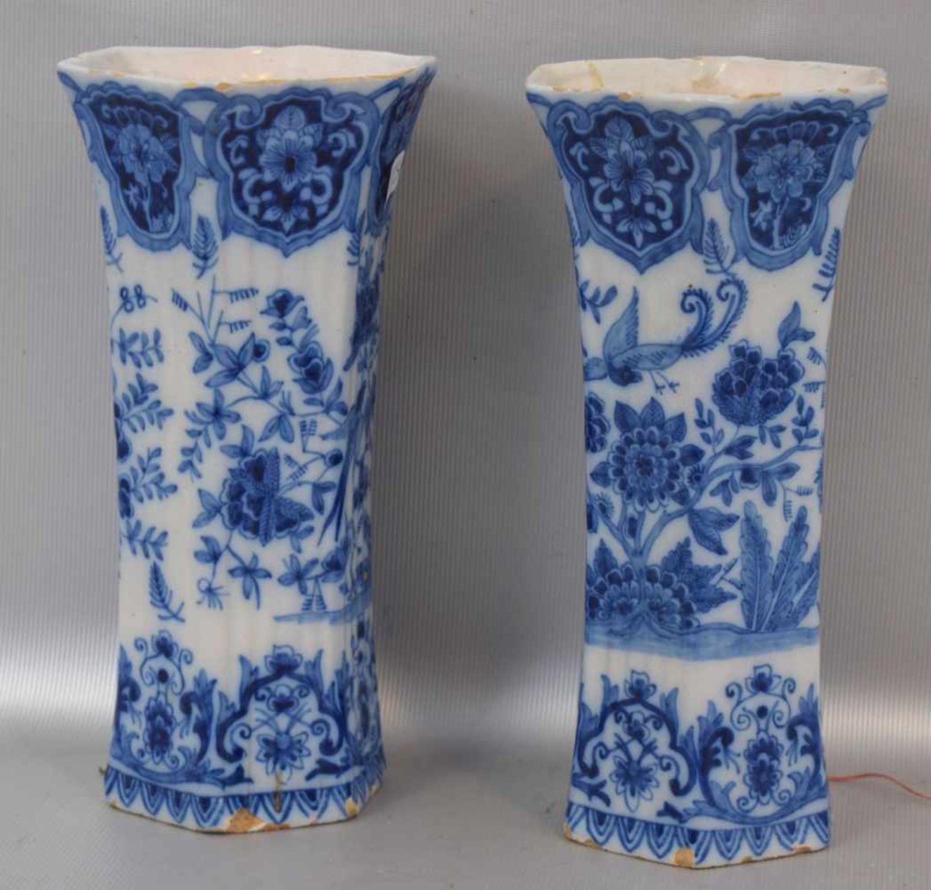 Paar asiatische Vasensechseckig, Wandung mit blauer Blumen- und Vogelbemalung, H 17 cm, 19. Jh.
