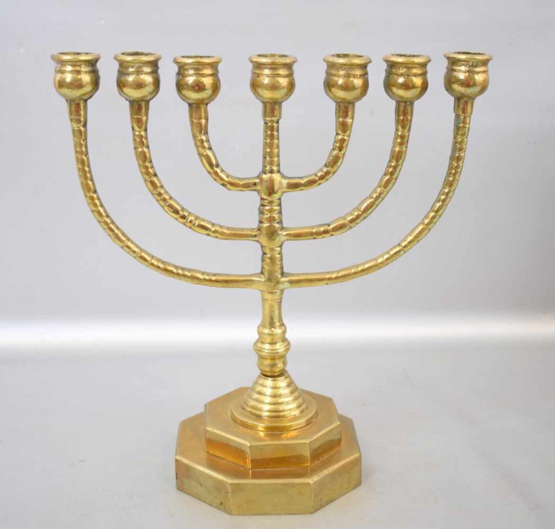 Jüdischer Kerzenleuchter7-lichtig, Messing, achteckiger Fuß, runder Schaft, H 26 cm, B 24 cm