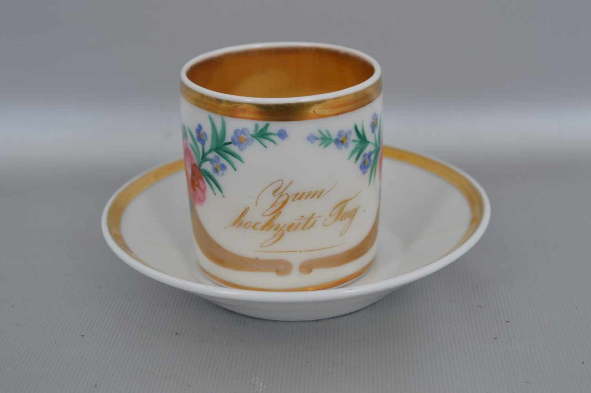 Biedermeier-Tassemit Untertasse, Goldrand, Tasse mit Aufschrift "Zum Hochzeitstag" und Blüten