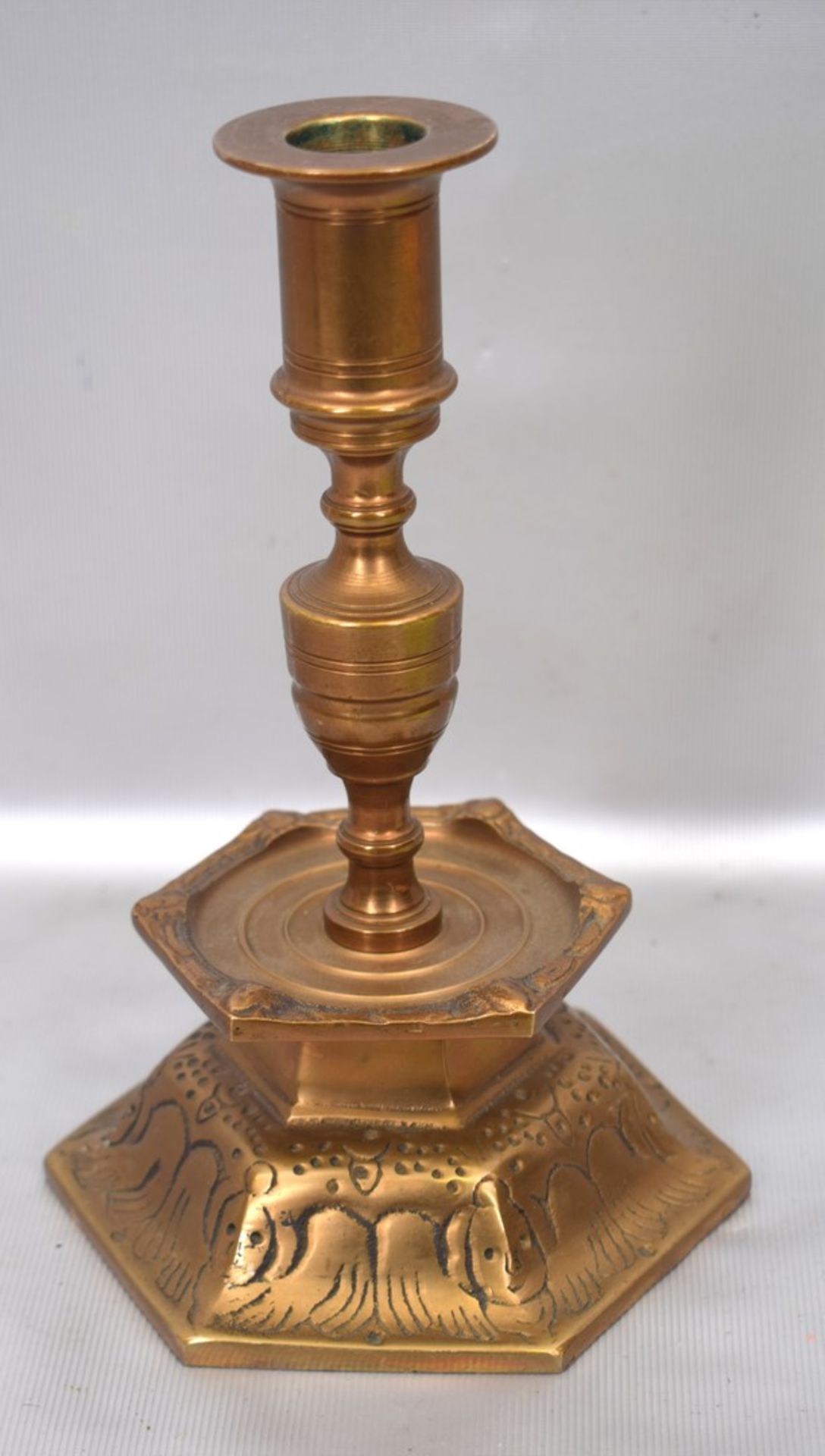 Tischkerzenleuchter1-lichtig, Messing, im Barock-Stil, sechseckiger Fuß, runder Schaft, H 20 cm