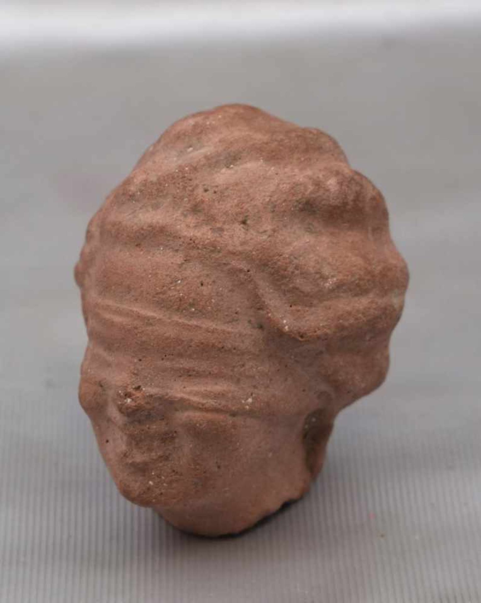 Kopf der Justiciaroter Sandstein, mit verbundenen Augen, H 7 cm