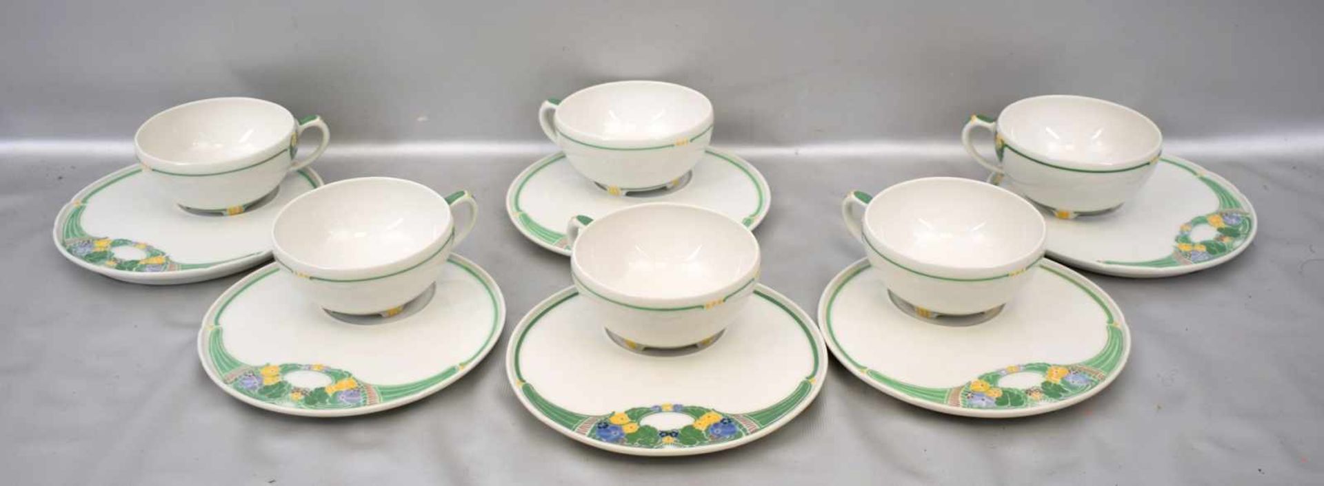 Sechs Jugendstil-Teetassenmit Untertasse, Dekor Ceres, grüne Füllhörner mit bunten Blüten, im