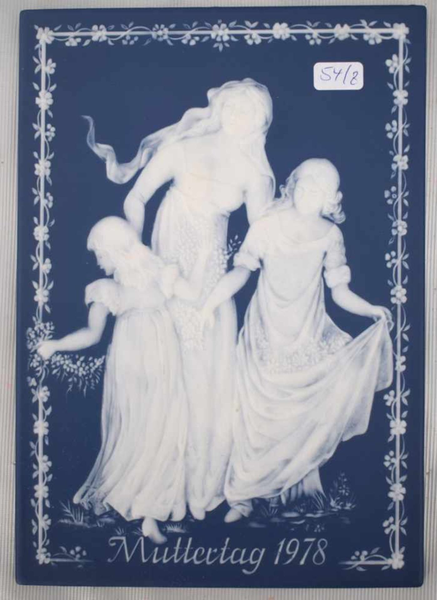 Reliefbildblaue Platte, mit weißer Verzierung und Mutter mit zwei Kindern, Muttertag 1978,