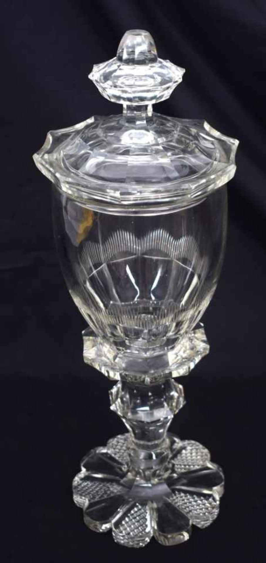 Prunk-Pokalfarbl. Glas, facettiert geschliffen, mit der Aufschrift " zum Andenken der silbernen