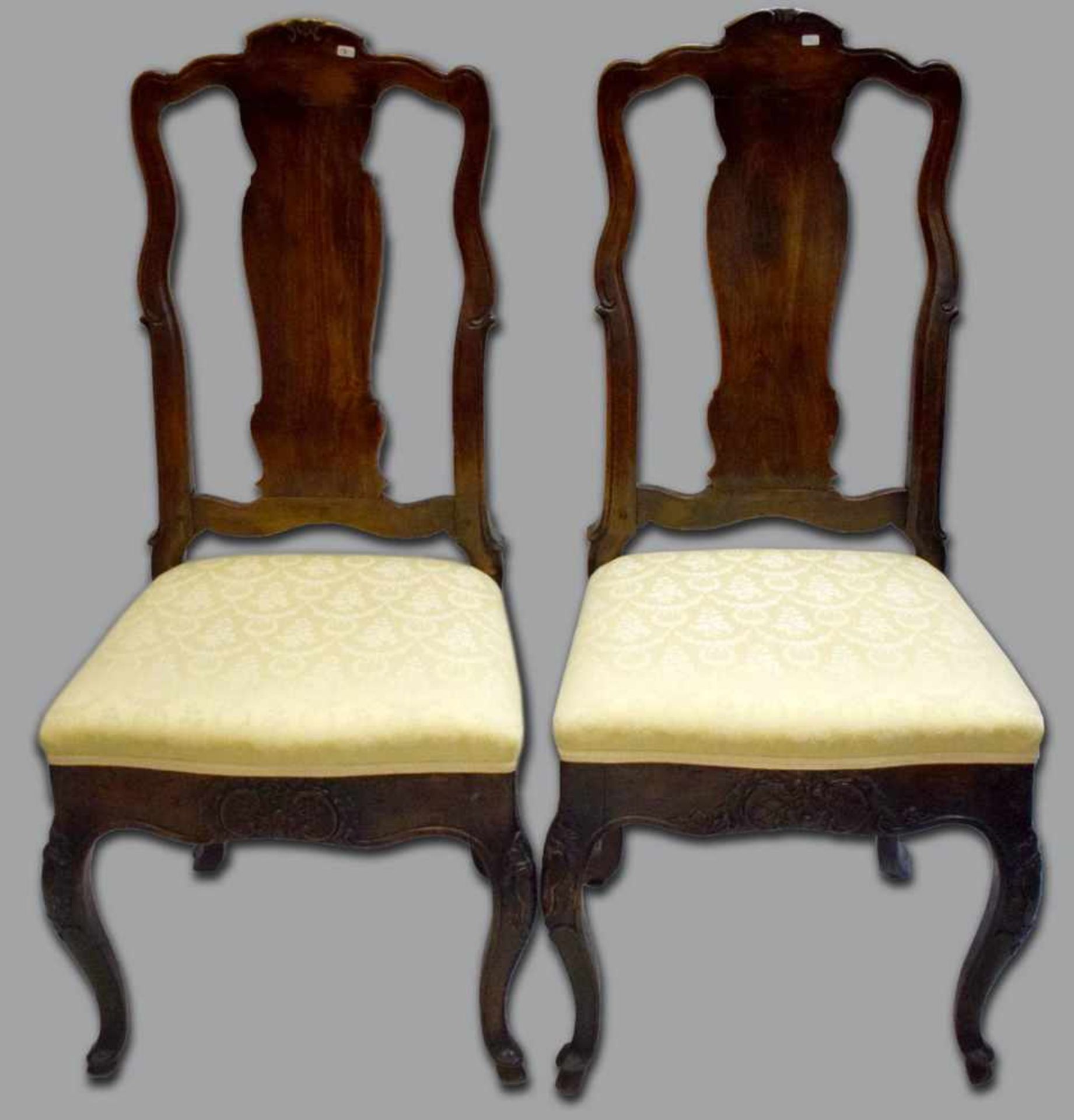 Paar Barock-StühleHartholz, vier geschnitzte Beine, geschnitzte Zarge, leicht gebauchter Rücken, mit