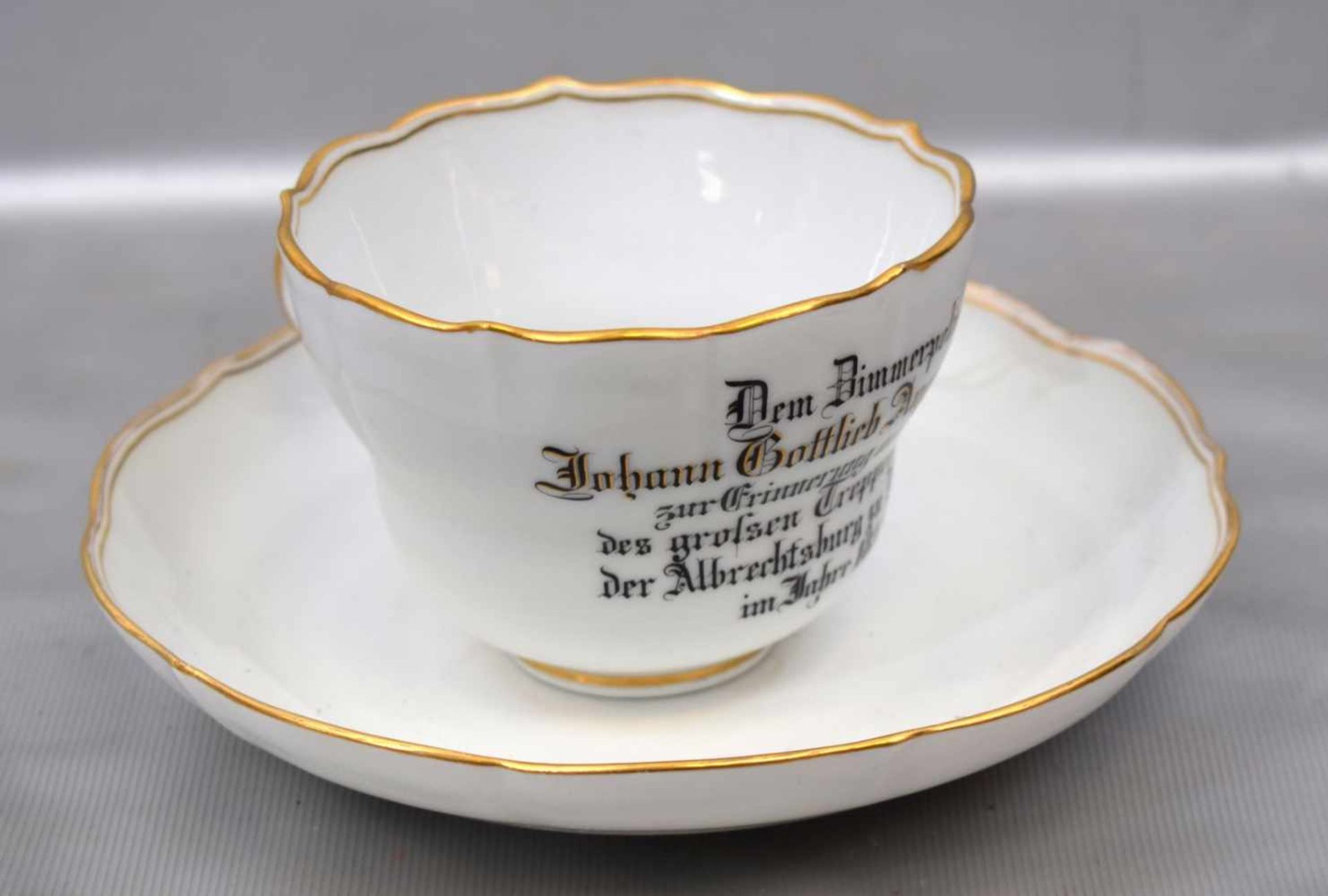 Andenkentassemit Untertasse, gewellter Goldrand, mit Aufschrift, blaue Schwertermarke Meissen, um