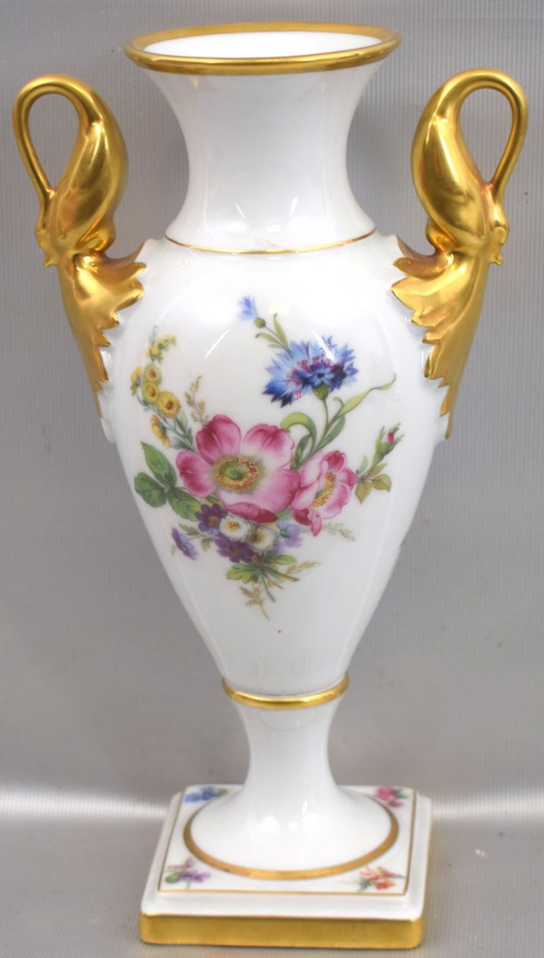 Vasequadratischer Sockel, gold verziert, Vase in Amphorenform, mit bunter Blumenverzierung, gold