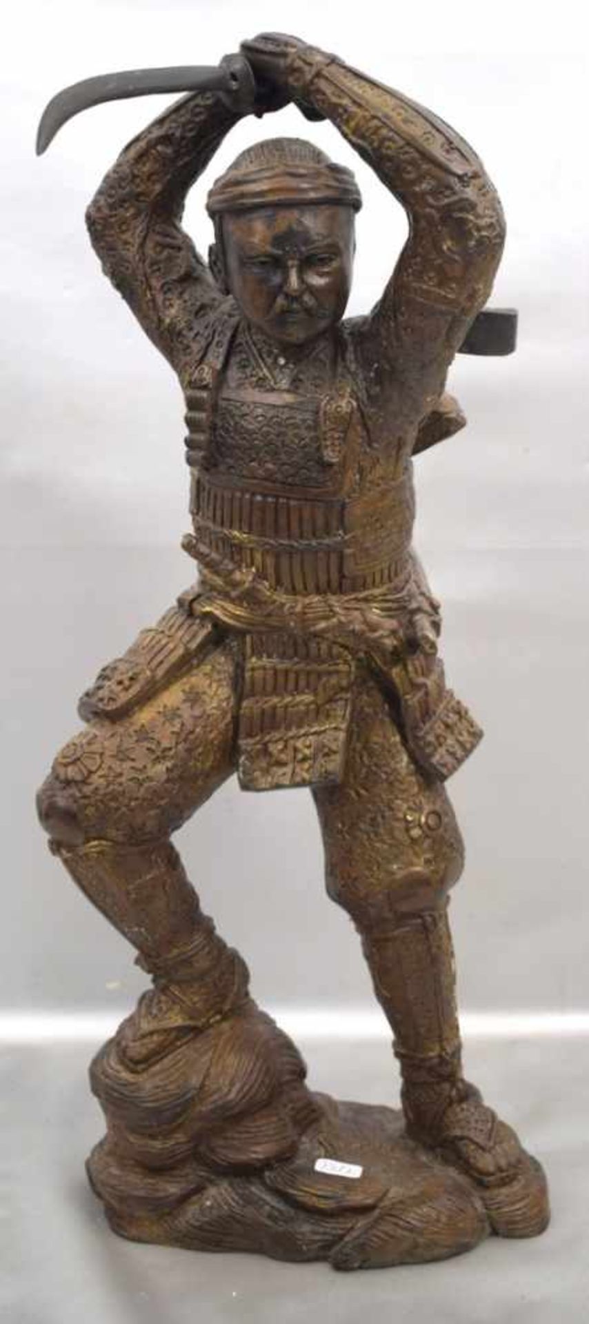 Asiatischer Samurai-Kämpferauf Sockel stehend, mit Schwert, Bronze, patiniert, H 44 cm, 20. Jh.