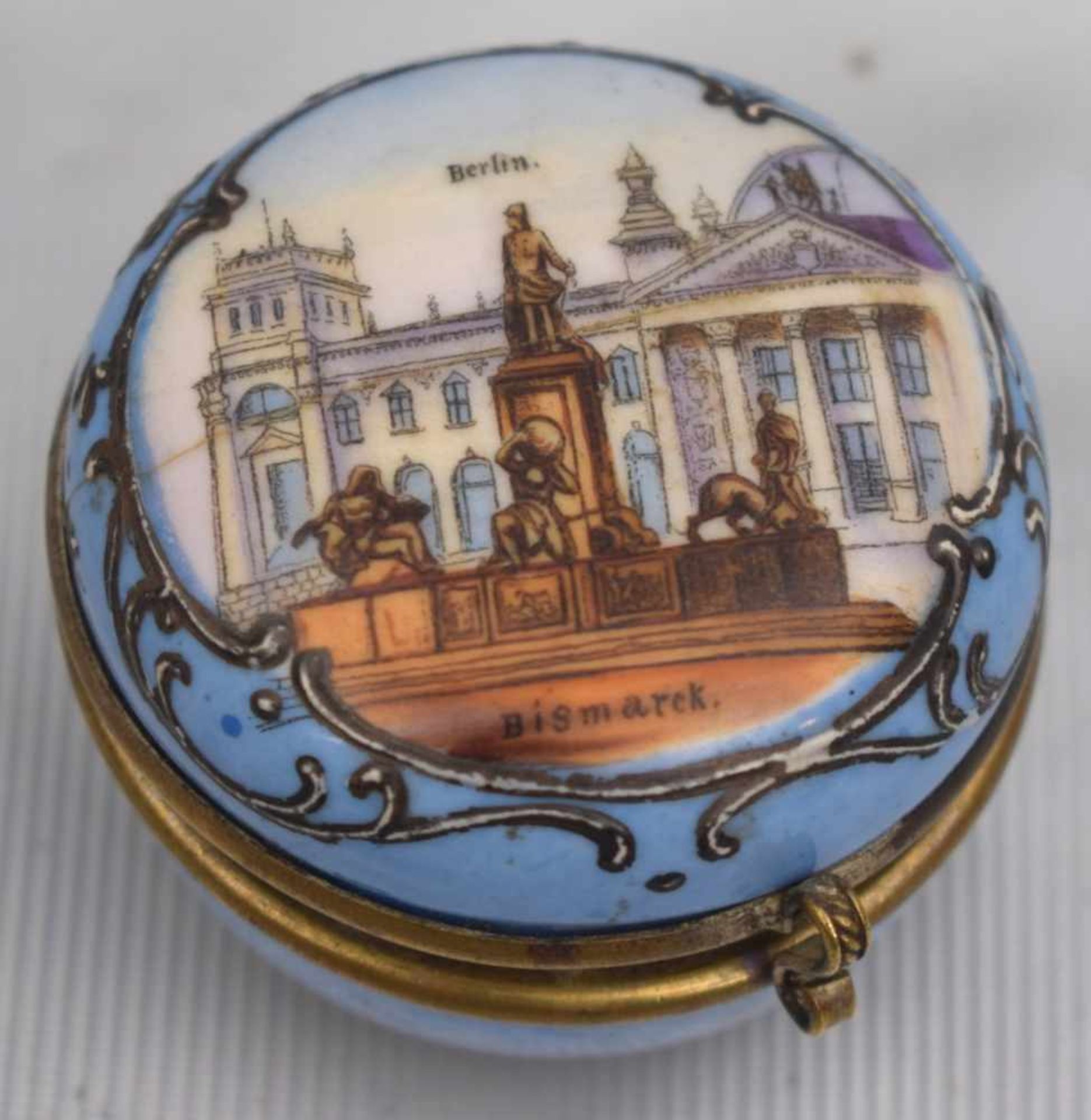 Pillendoserund, blau, Messingrand, Deckel mit Ansicht von Berlin mit dem Bismarckdenkmal, um 1900