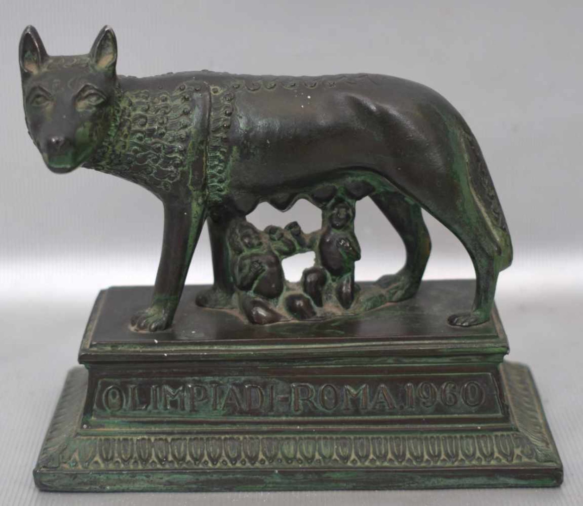 Romulus und RemusMetall, grün patiniert, mit der säugenden Wölfin, im Sockel mit der Aufschrift "