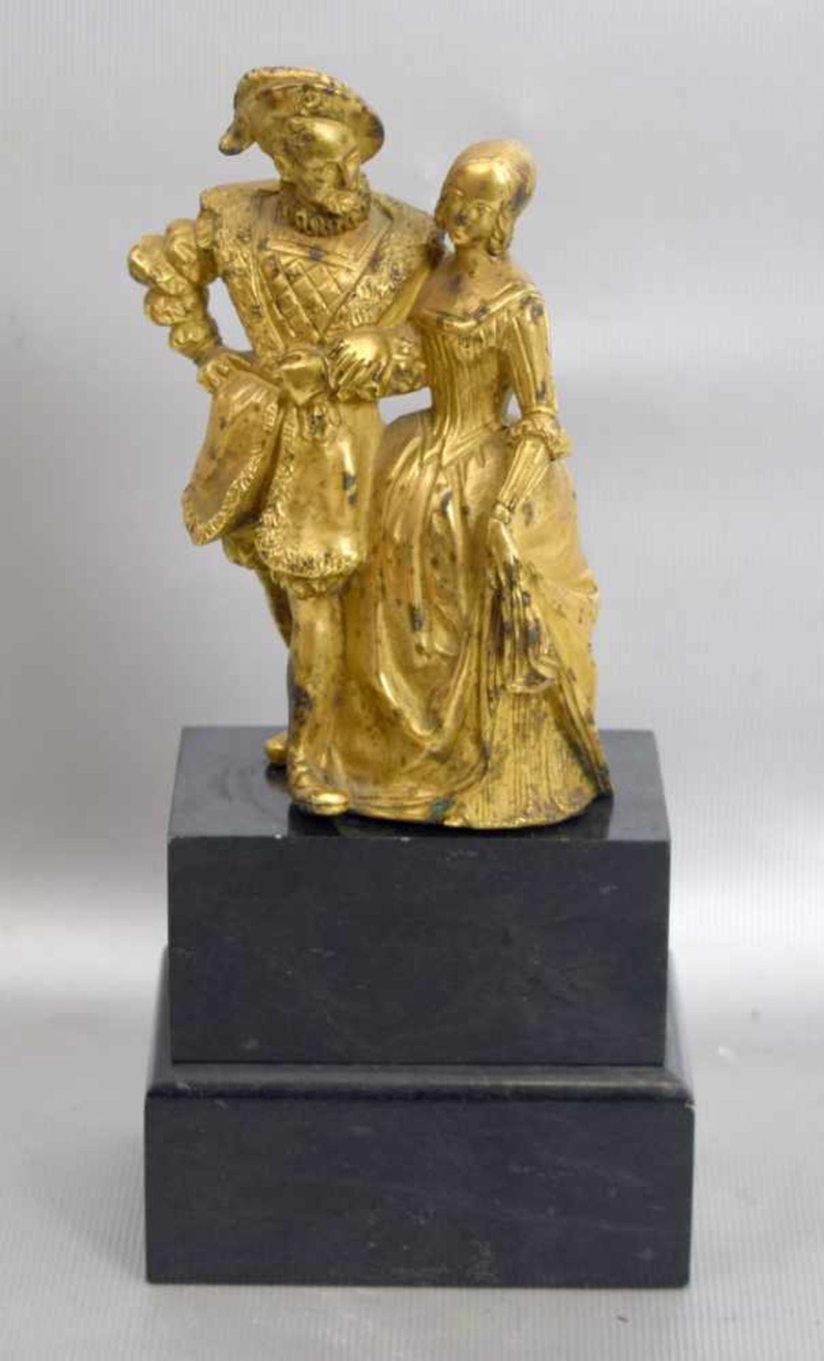 Liebespaarauf schwarzem Marmorsockel stehend, Bronze, vergoldet, sign. I. du Bois, Paris, H 18,5 cm,