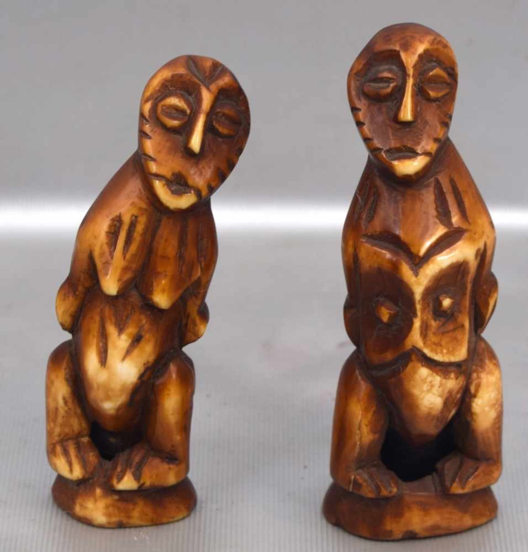 Afrikanisches PaarMammut, geschnitzt, auf Sockel stehend, H 12 cm