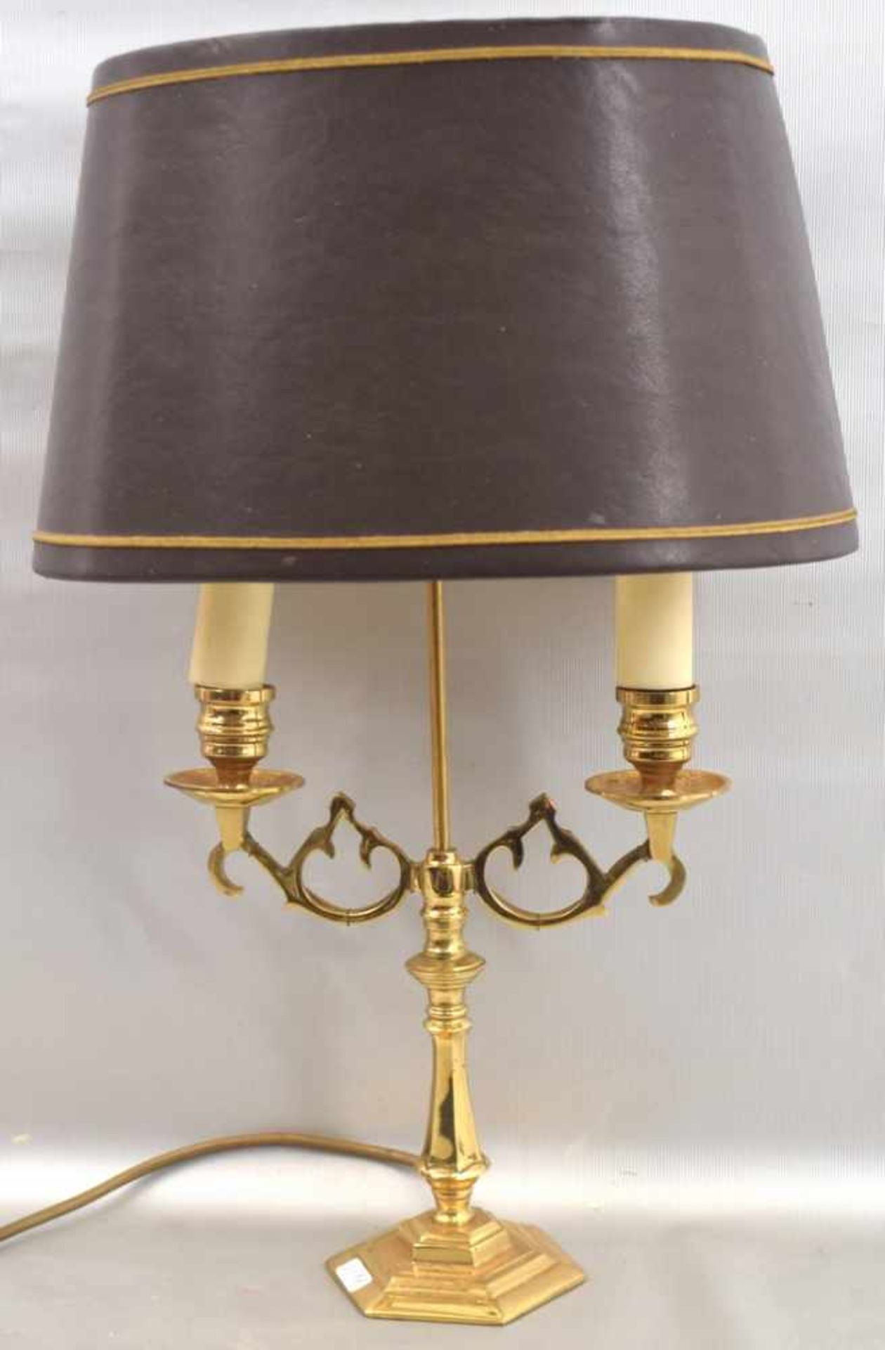 Tischlampe2-lichtig, Messing, sechseckiger Fuß, zwei verzierte Arme, ovaler brauner Schirm, H 45 cm