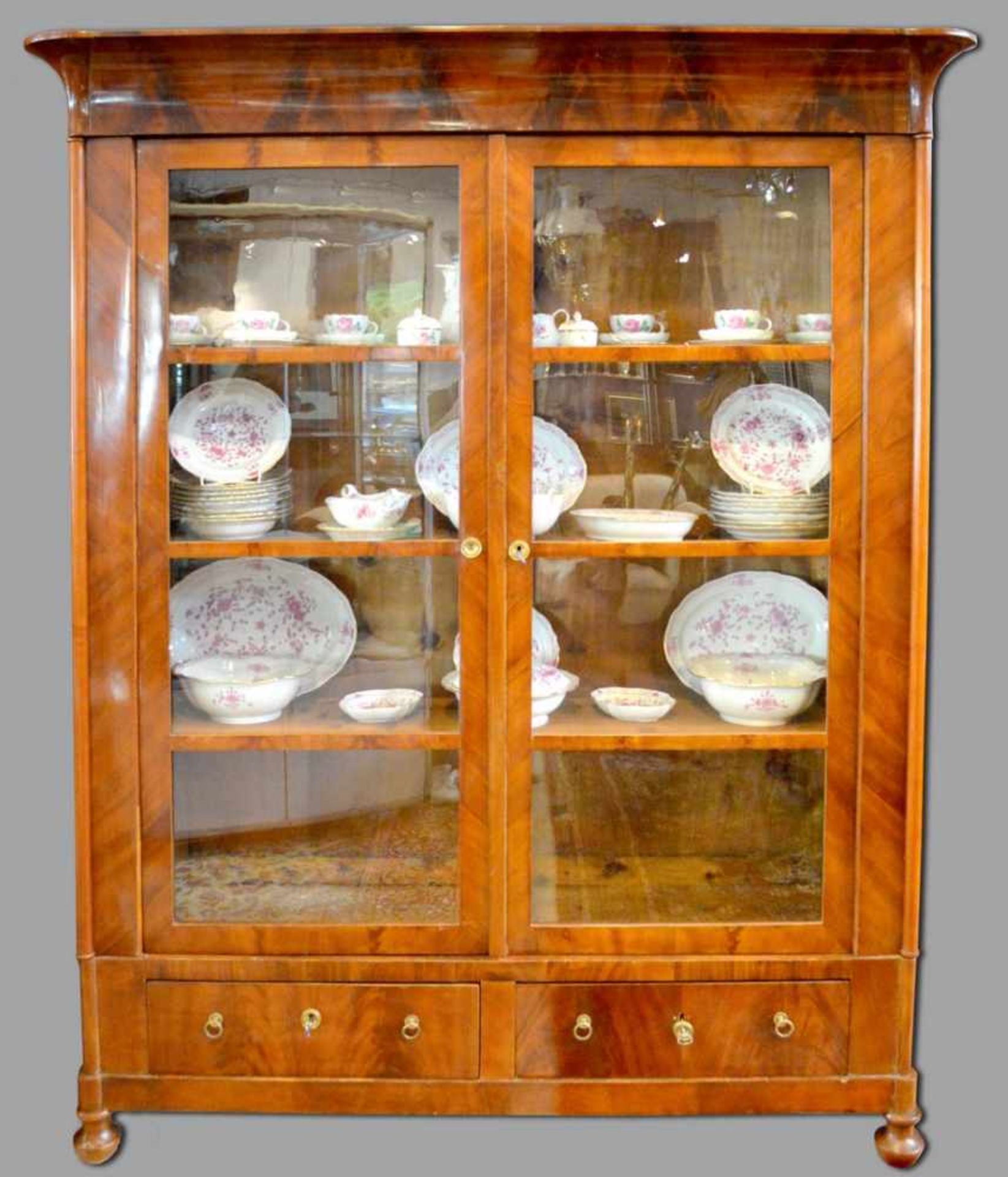 Biedermeier-VitrinenschrankMahagoni, Kugelfüße, zwei Sockelschubfächer, übergeordnet zwei