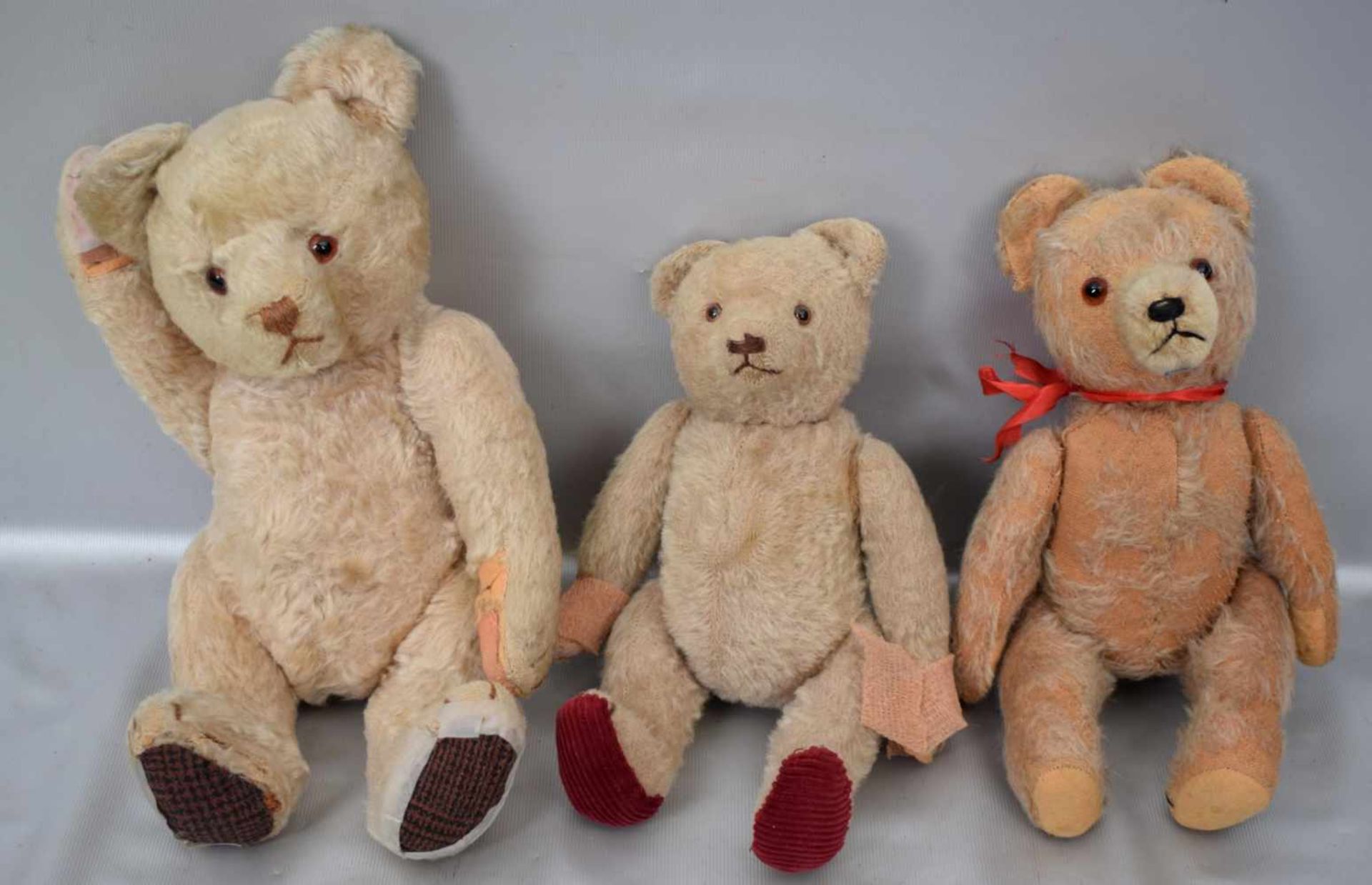 Konvolut drei Teddybärenverschiedene Ausführungen und Größen, bespielt