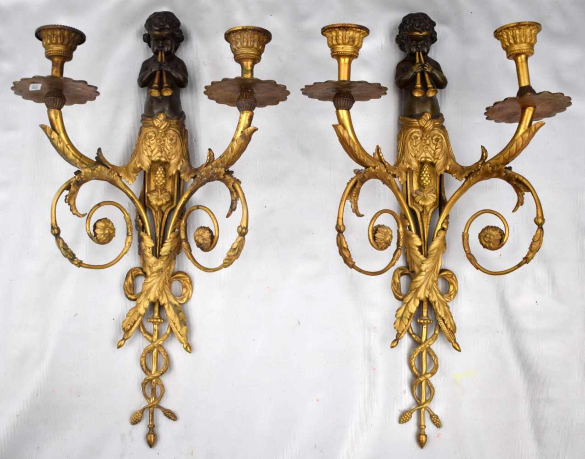 Paar Wandkerzenhalterje 2-lichtig, Bronze, vergoldet, mit Ranken und Ornamenten verzierte