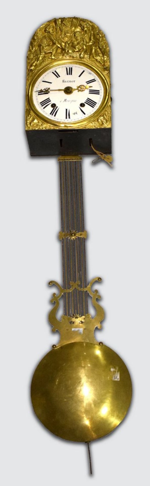 Comtoisegeprägtes Messingschild, mit sakraler Darstellung der Grablegung Christie verziert,