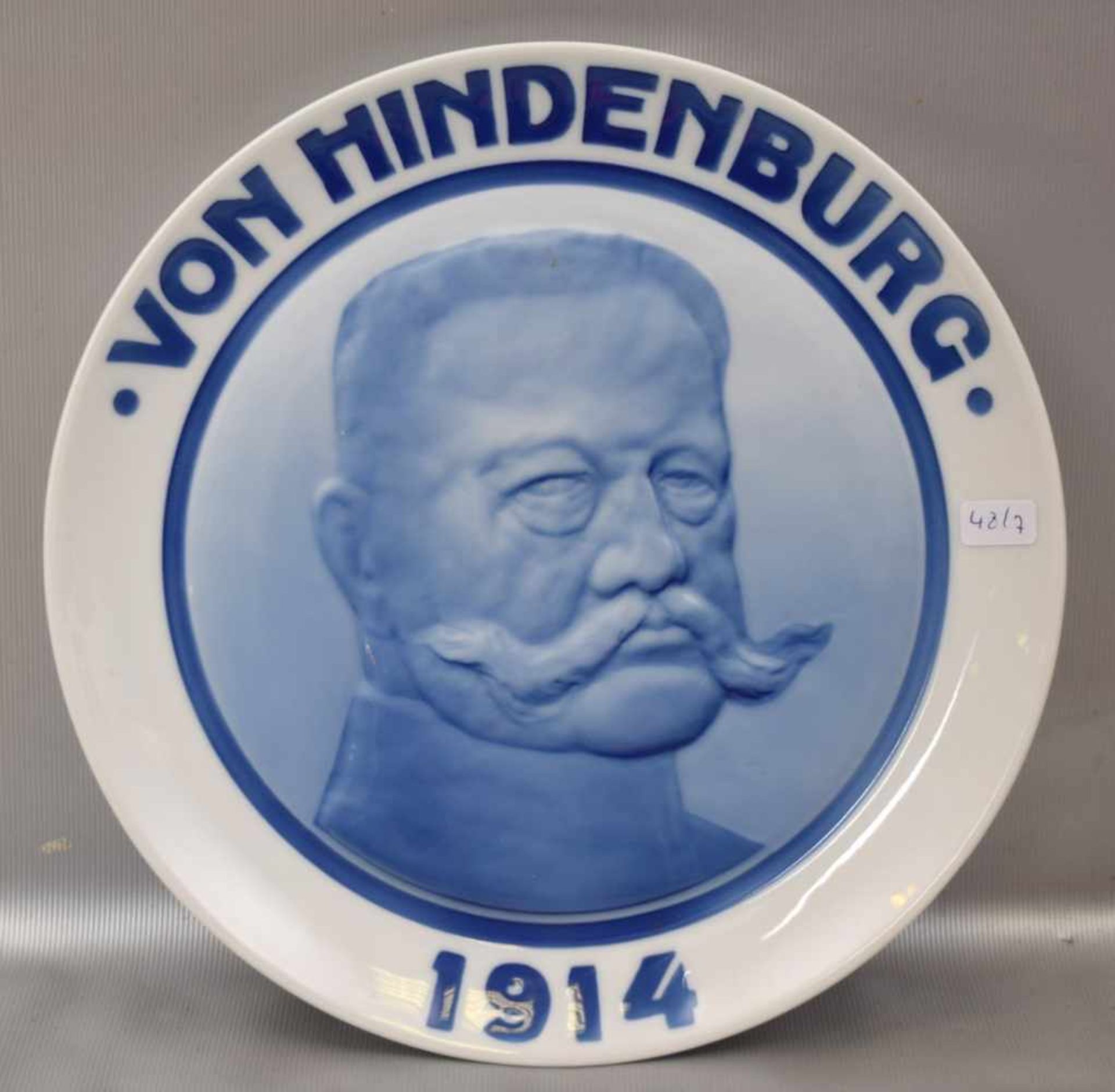 Wandtellerrund, Rand mit Aufschrift von Hindenburg, dat. 1914, Spiegel mit Portrait des